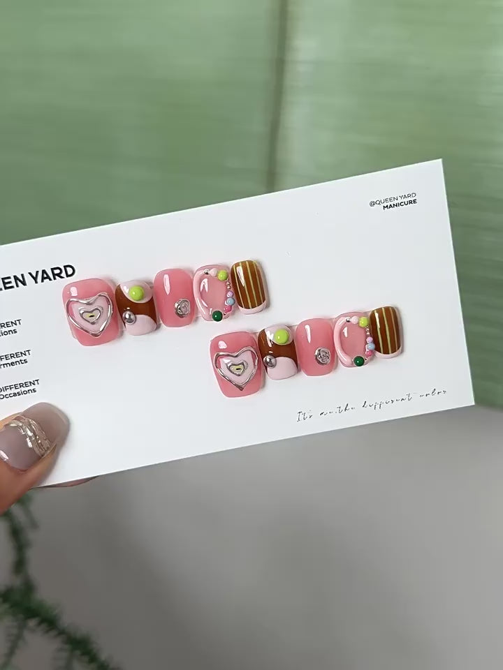 Nail Art,Nail Designs,Manicure Ideas,Nail Art Trends,Oval-shaped nails,Press-on nails,Removable nails,Fake nails