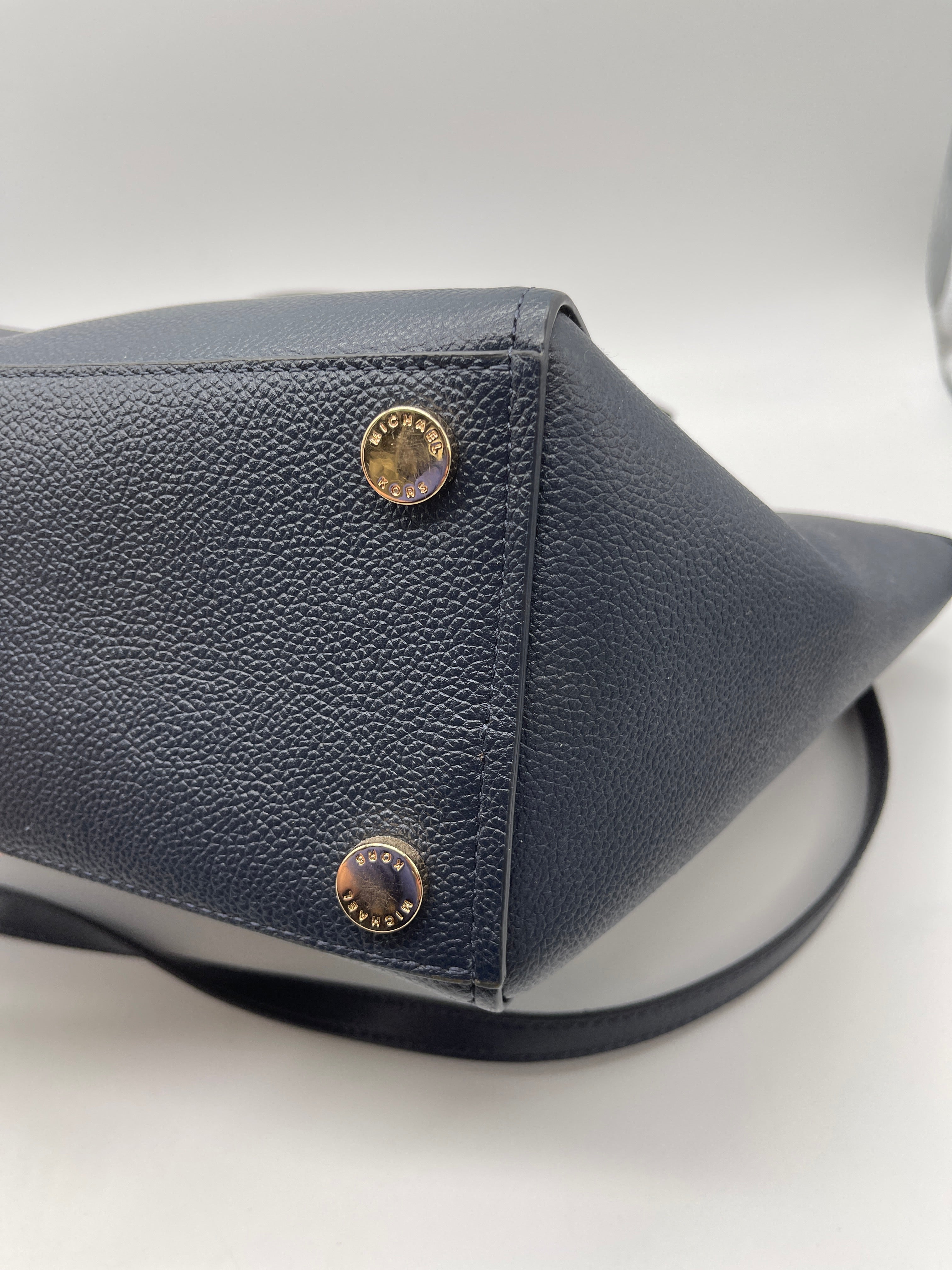 Crossbody Designer Michael Kors. Size Large