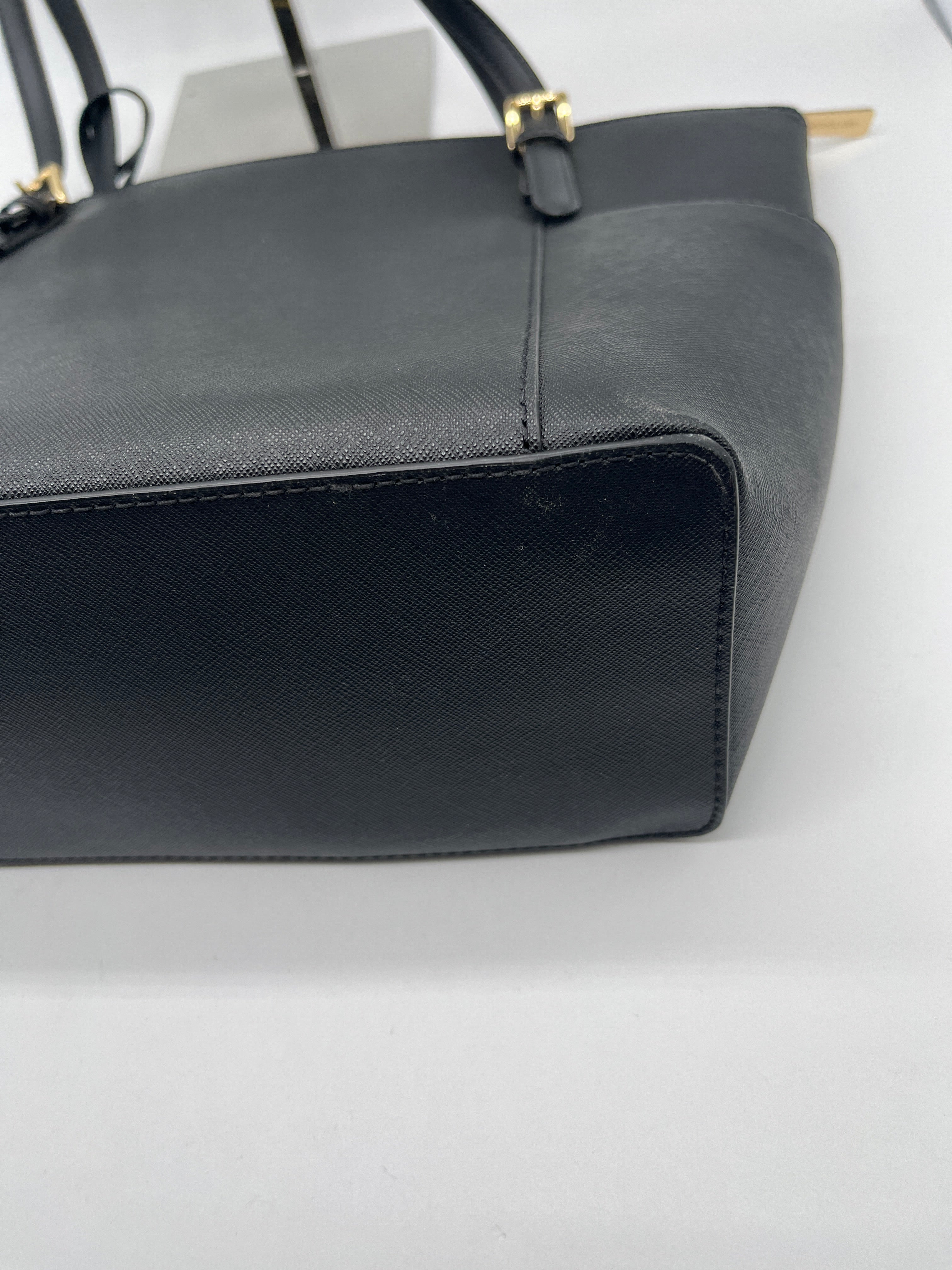 Handbag Designer By Michael Kors. Size: Medium