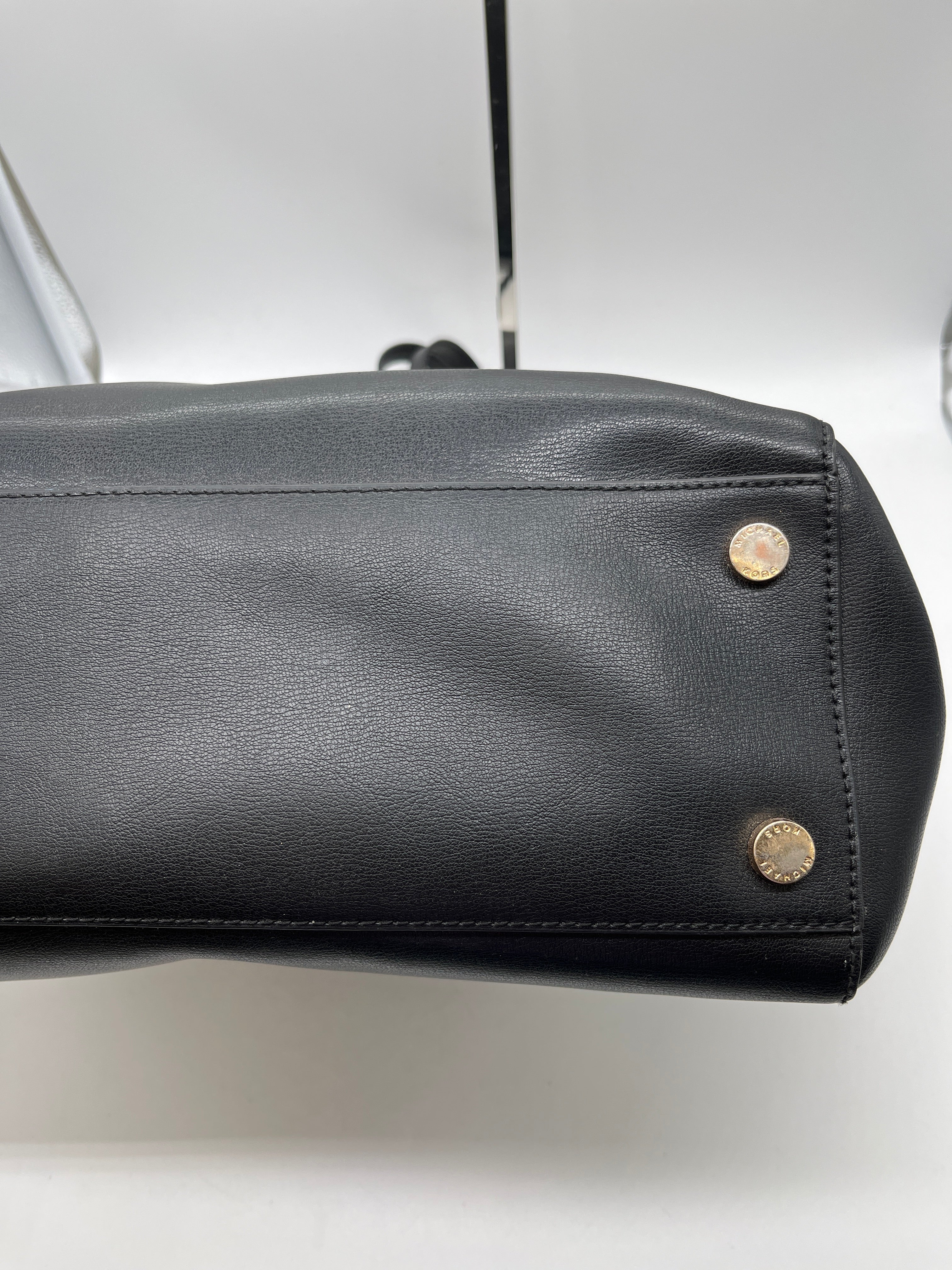 Handbag Designer By Michael Kors. Size: Large