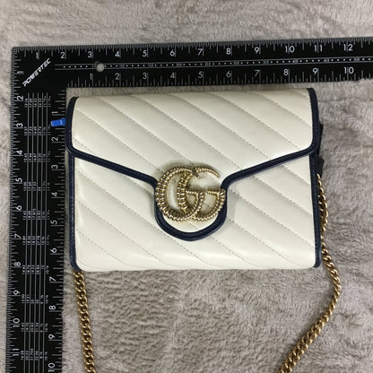 Handbag Luxury Designer By Gucci. Size: Medium