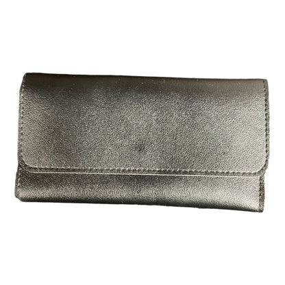 Wallet By Clothes Mentor. Size: Medium