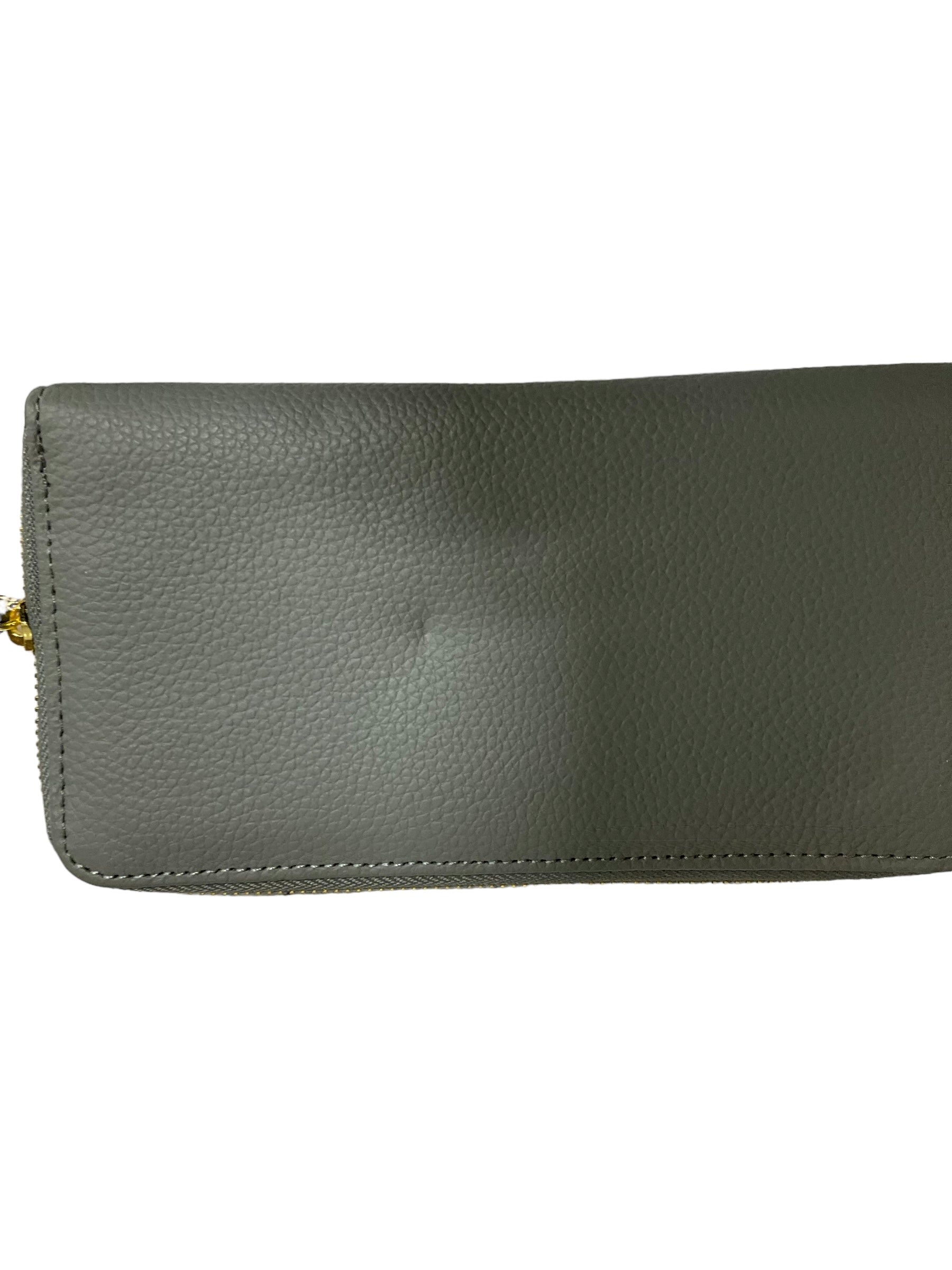 Wallet Clothes Mentor. Size Medium