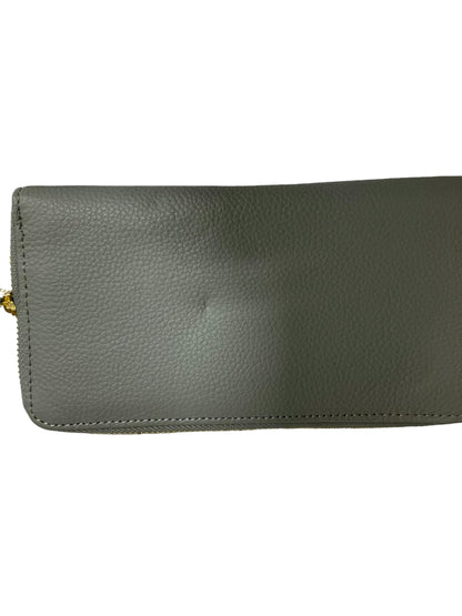 Wallet Clothes Mentor. Size Medium