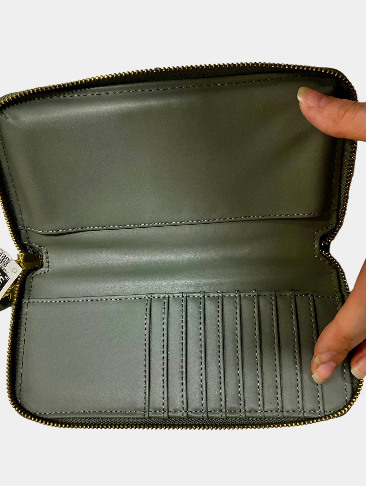 Wallet Clothes Mentor. Size Medium