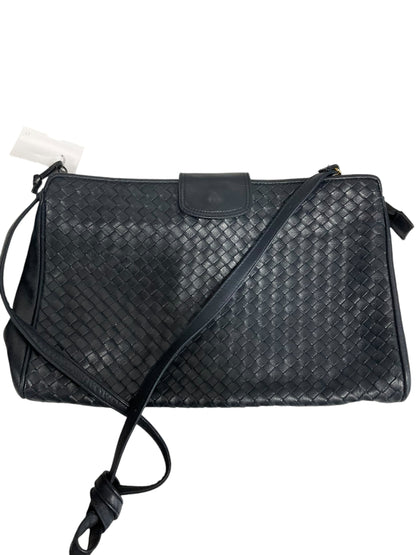 Crossbody By Clothes Mentor. Size: Medium