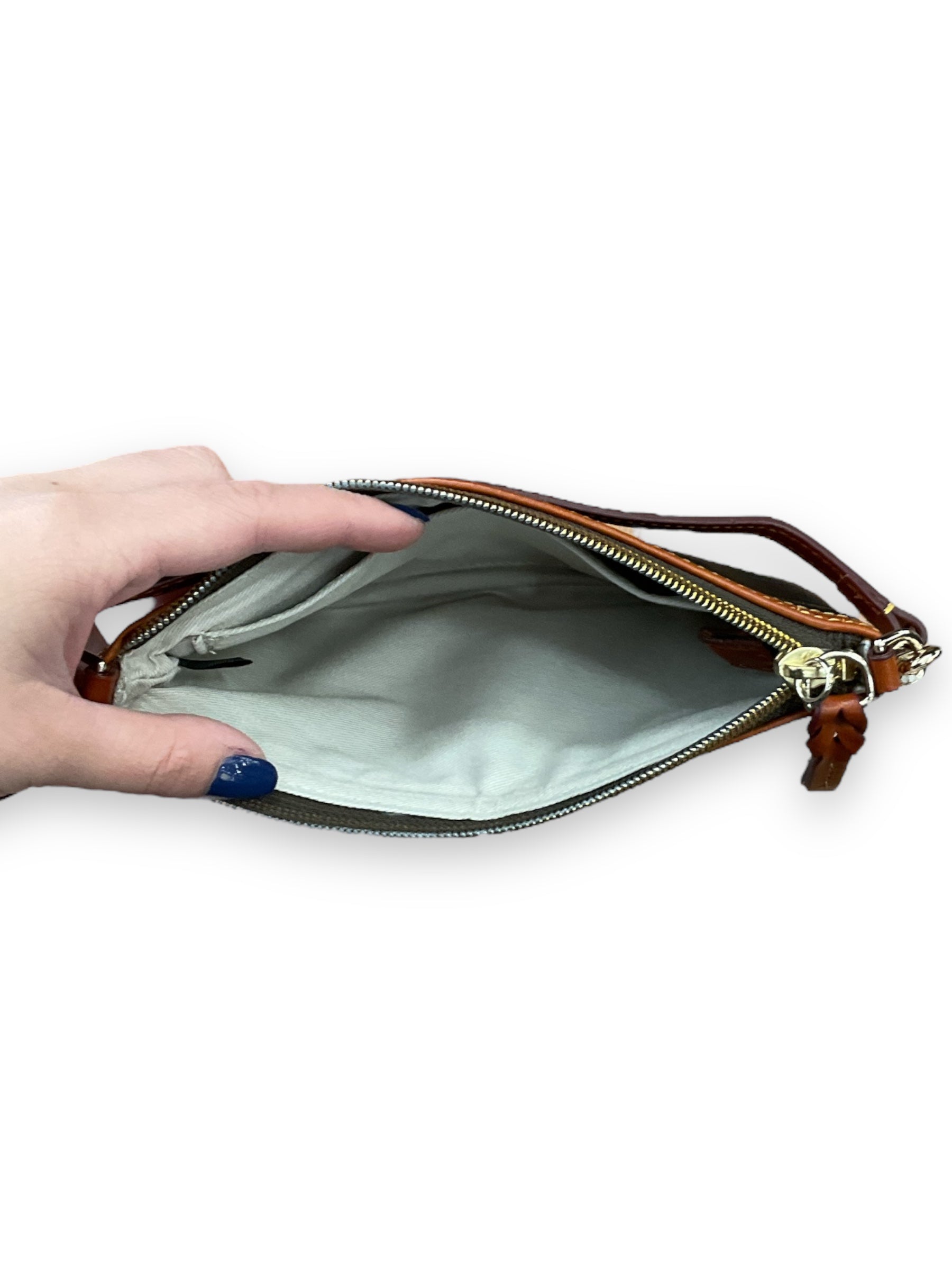 Wristlet Designer Dooney And Bourke. Size Medium