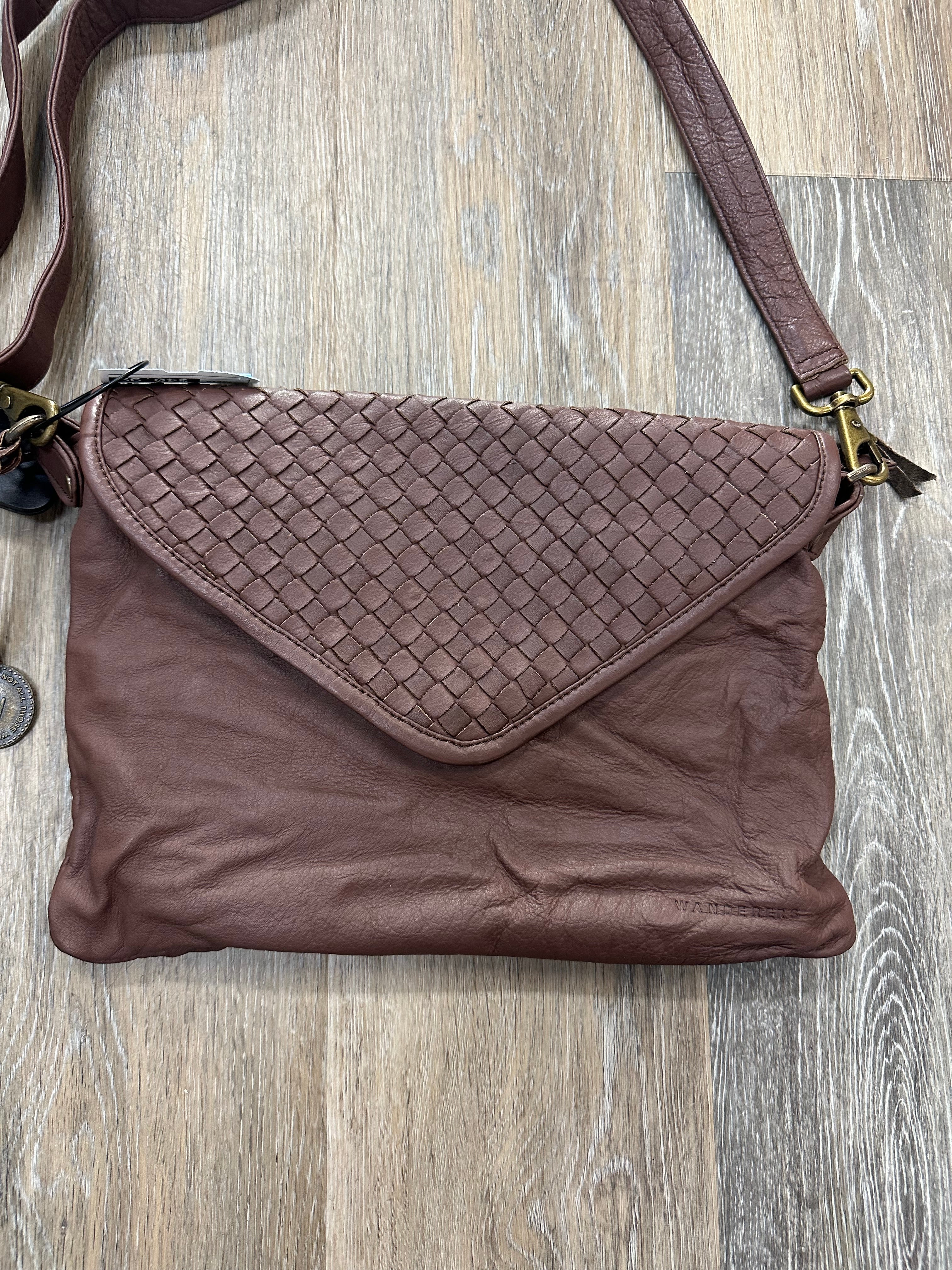 Crossbody Leather Wanderers. Size Medium