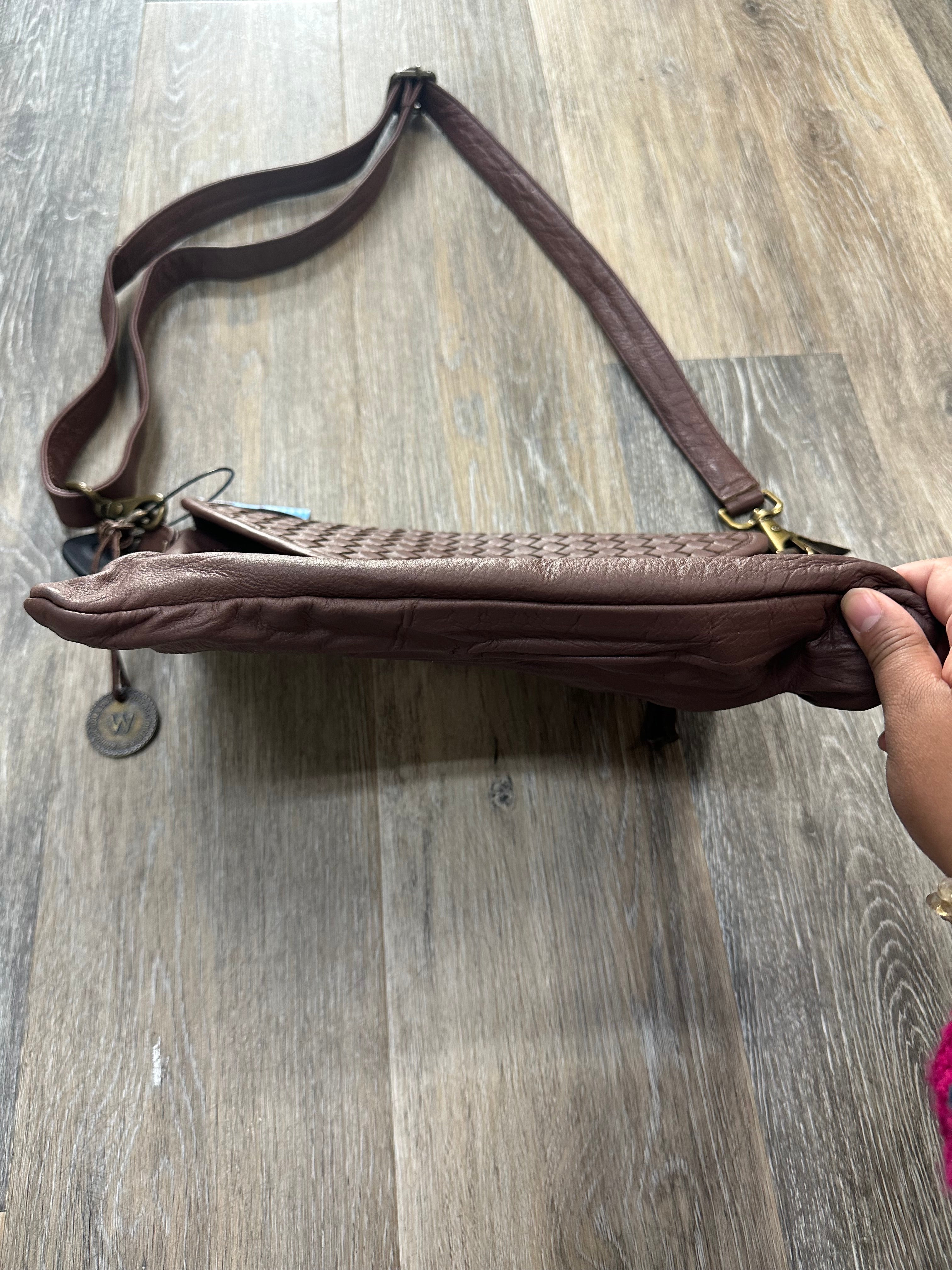 Crossbody Leather Wanderers. Size Medium