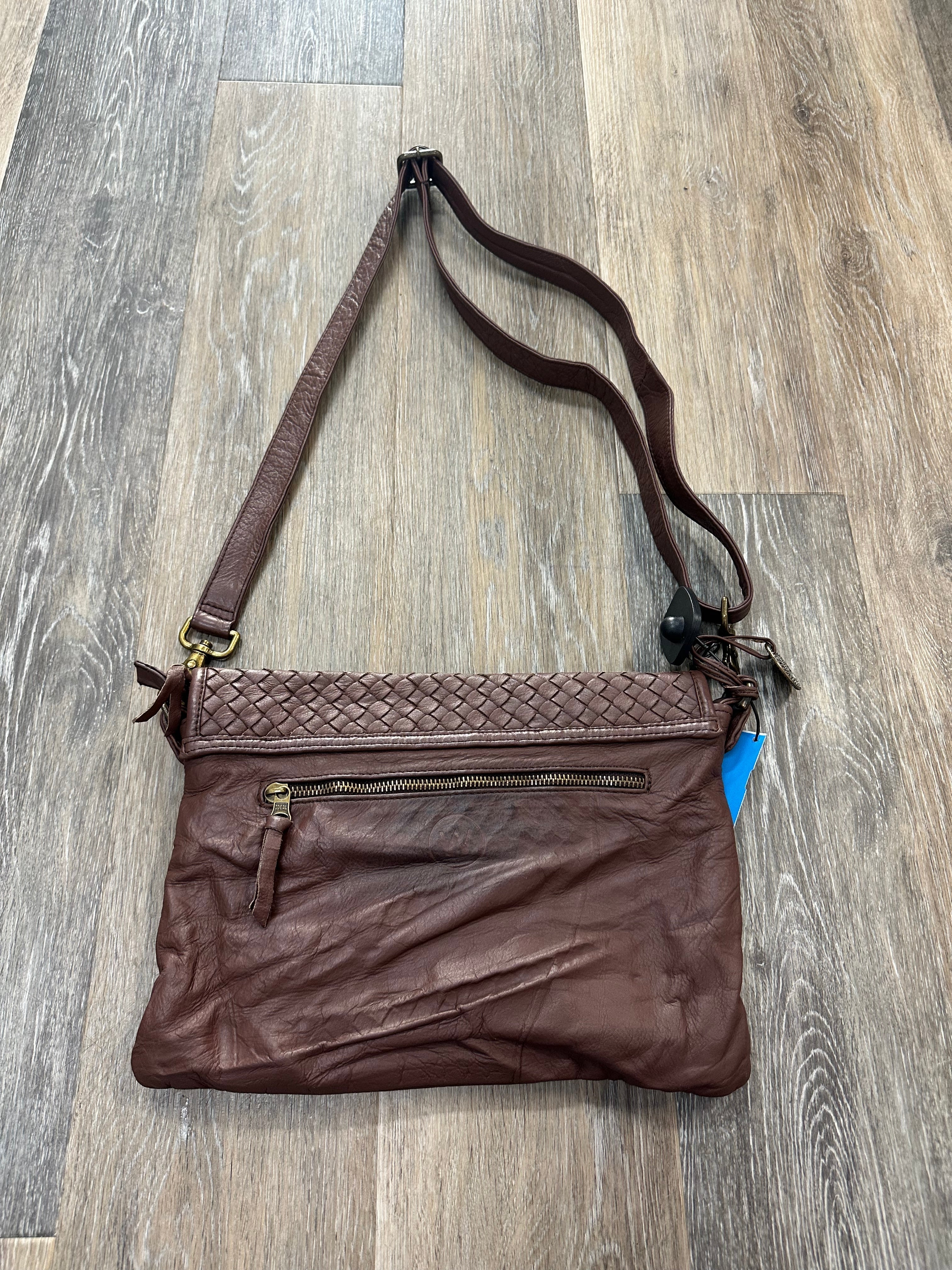 Crossbody Leather Wanderers. Size Medium