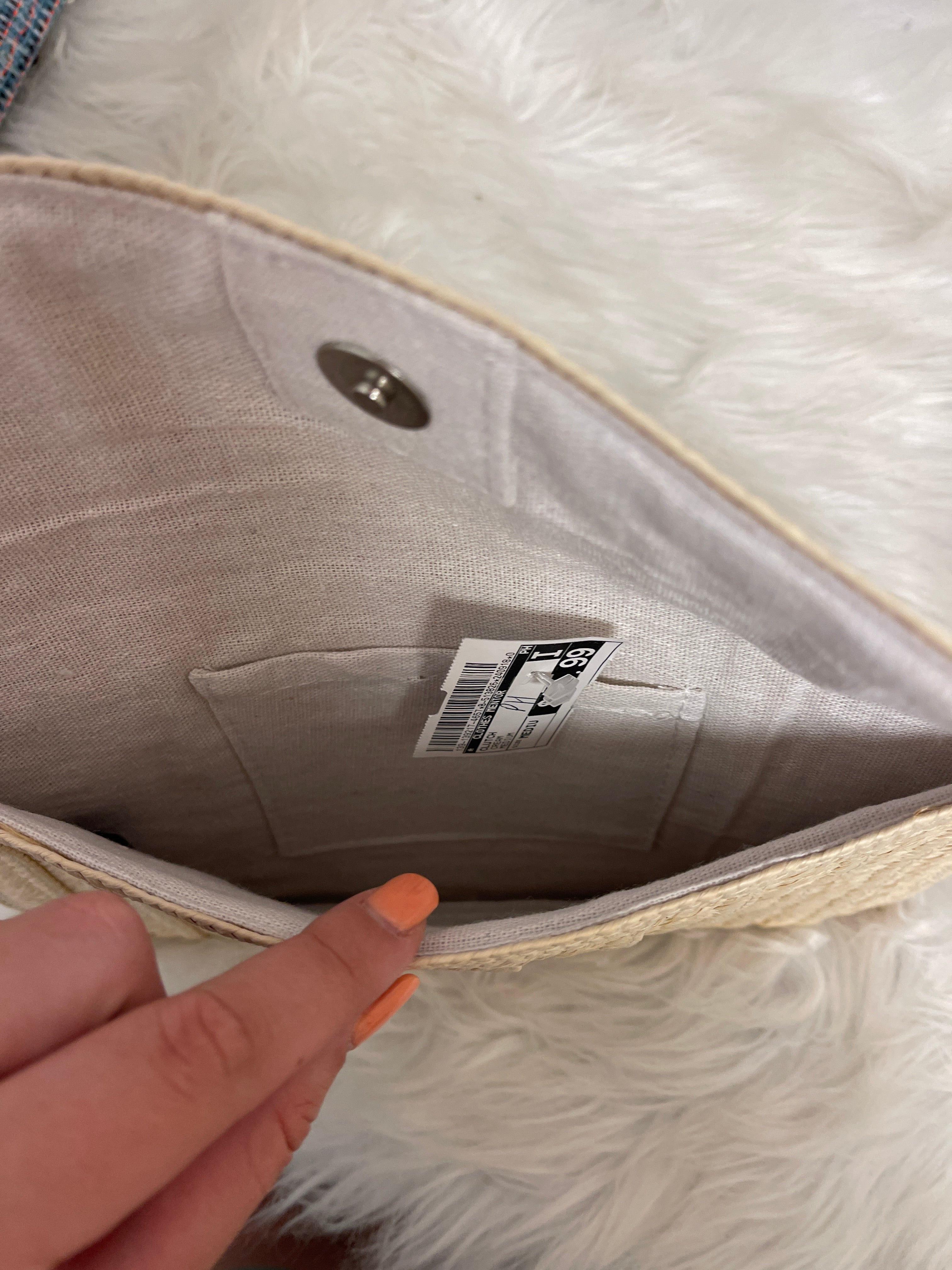 Clutch By Clothes Mentor. Size: Medium