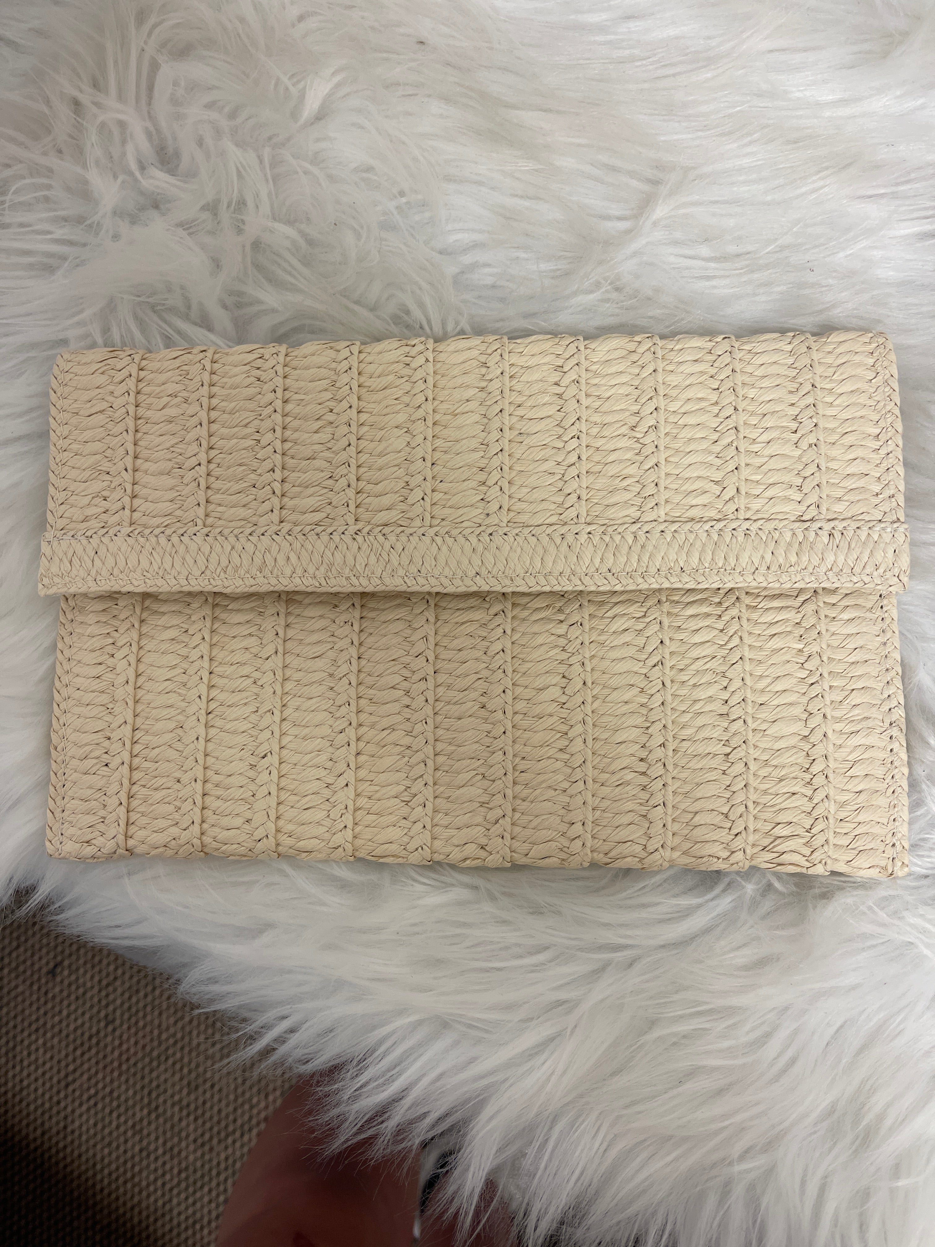 Clutch By Clothes Mentor. Size: Medium
