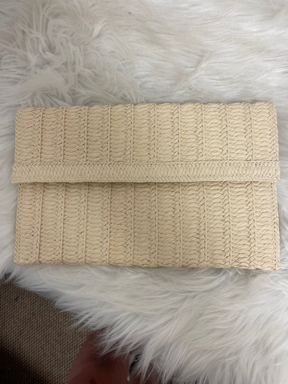 Clutch By Clothes Mentor. Size: Medium
