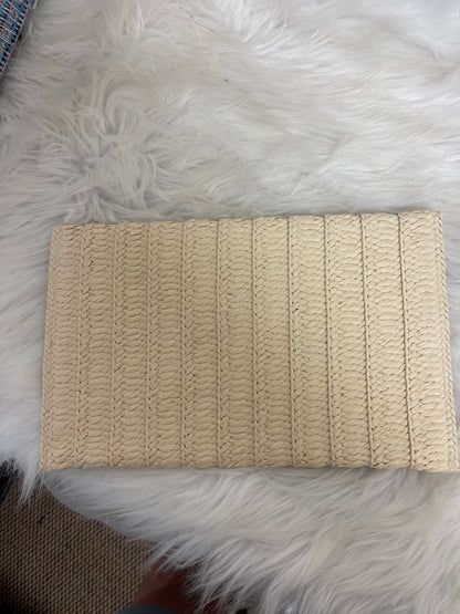 Clutch By Clothes Mentor. Size: Medium