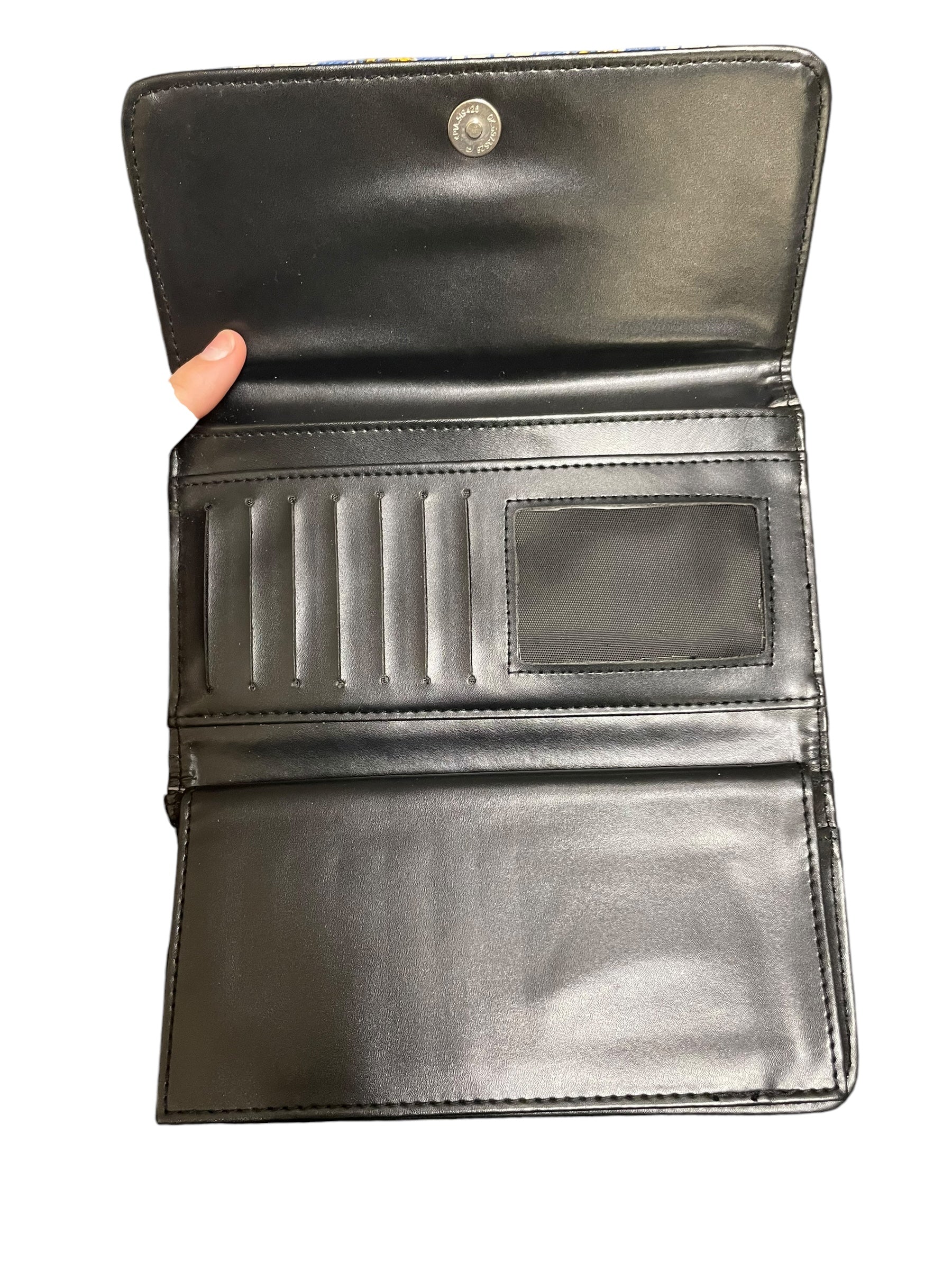 Wallet By Clothes Mentor. Size: Medium