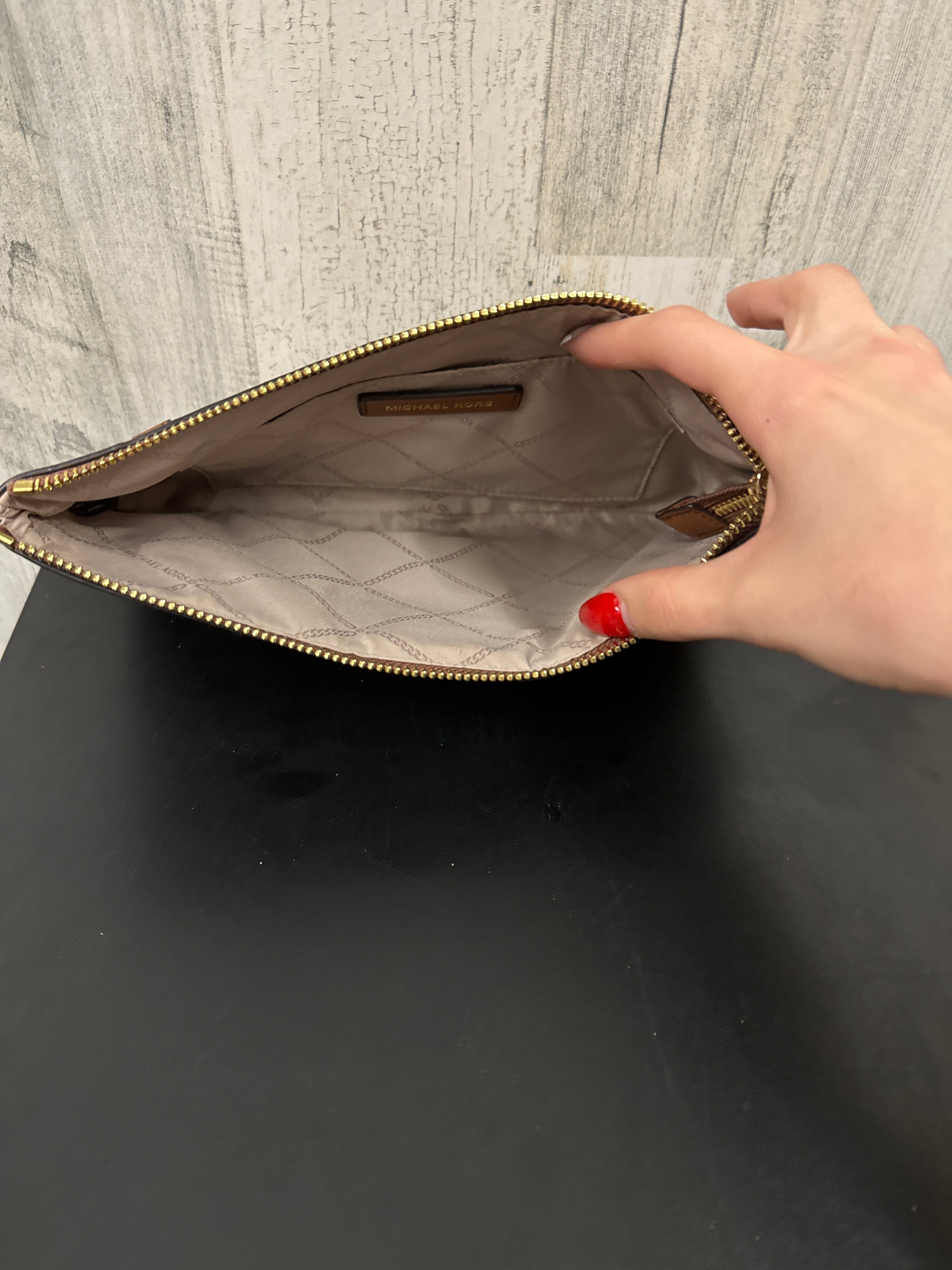 Clutch Designer Michael Kors. Size Medium