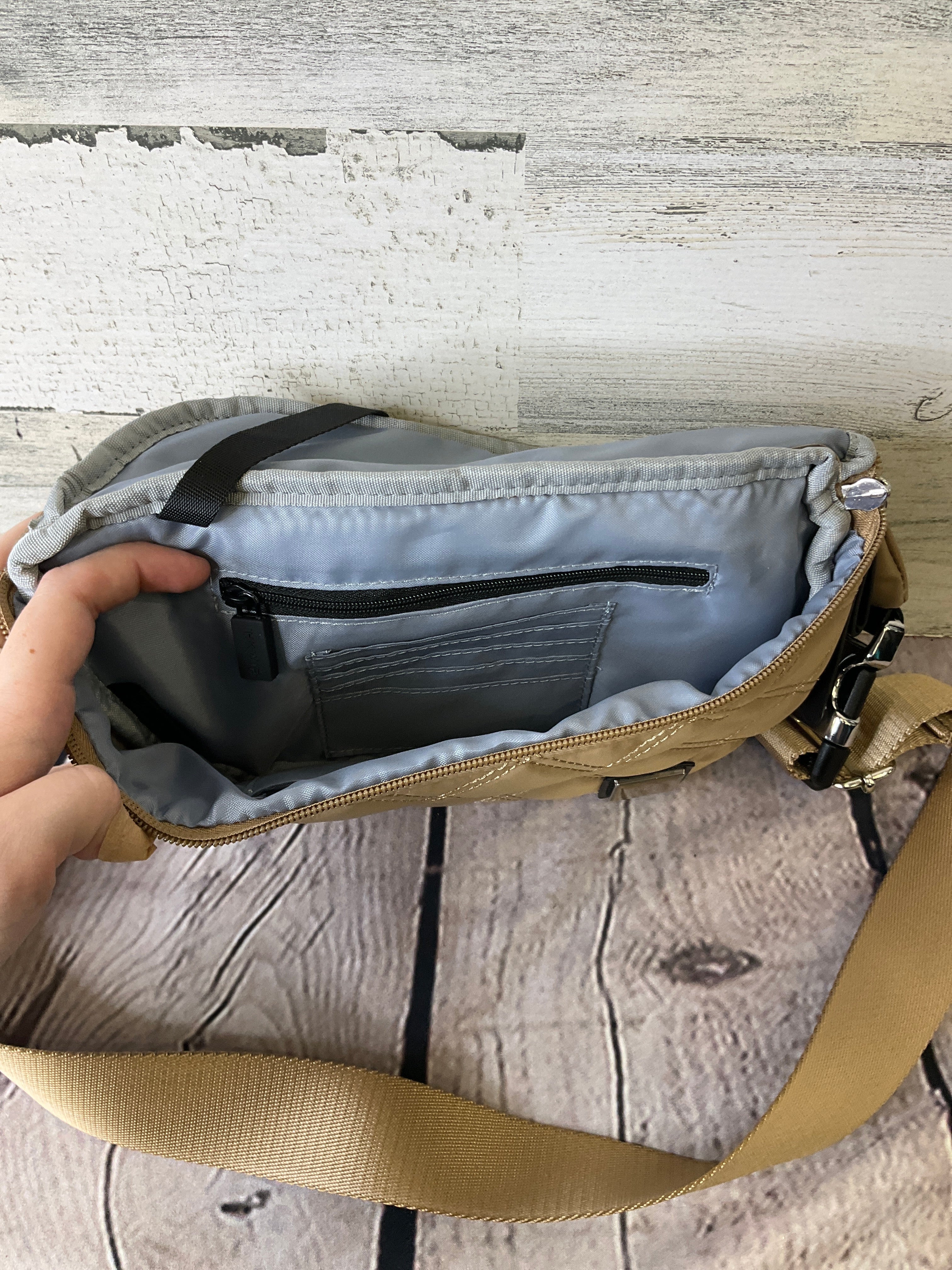 Belt Bag By Clothes Mentor. Size: Medium