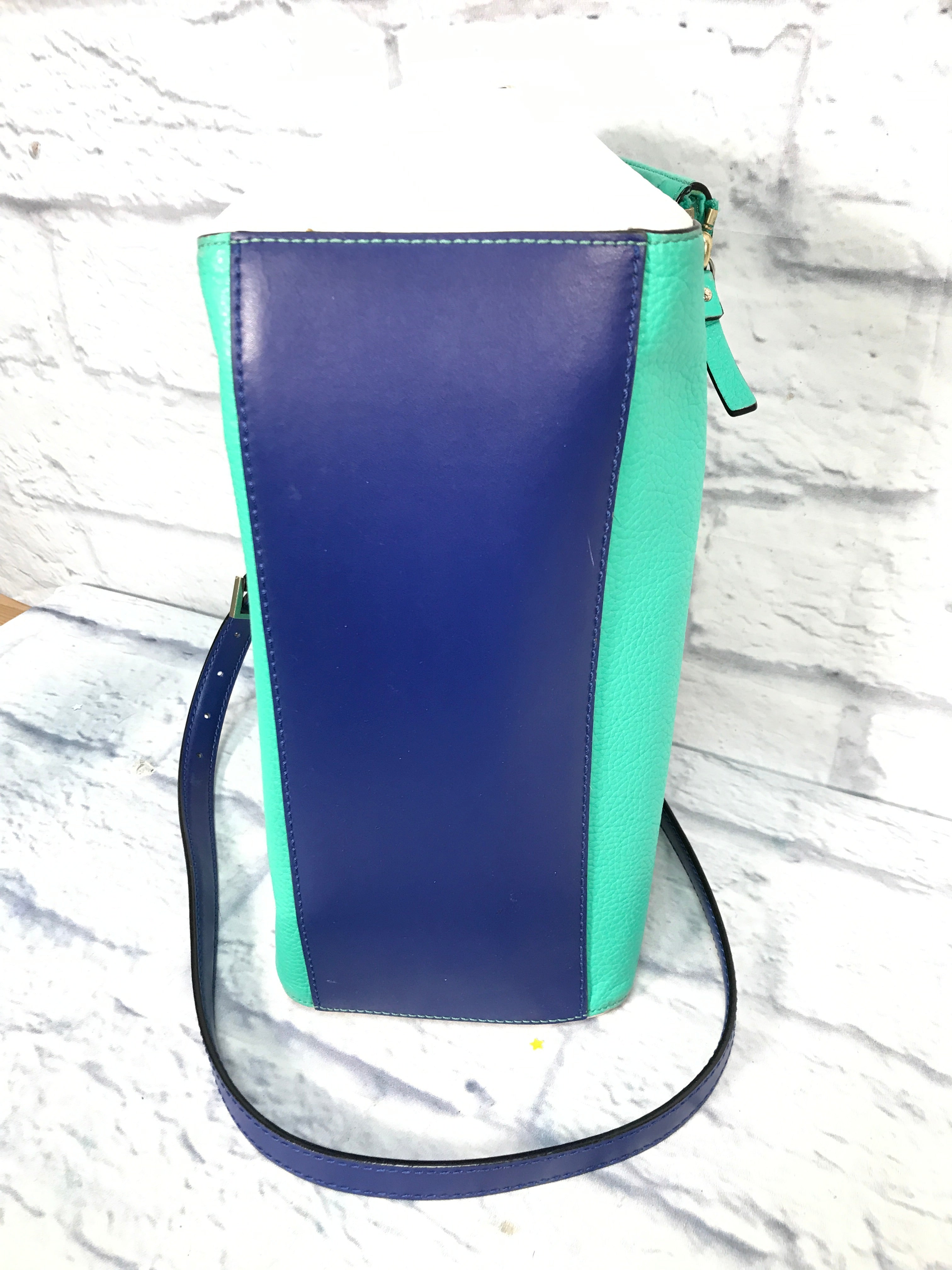 Crossbody Designer By Kate Spade. Size: Large
