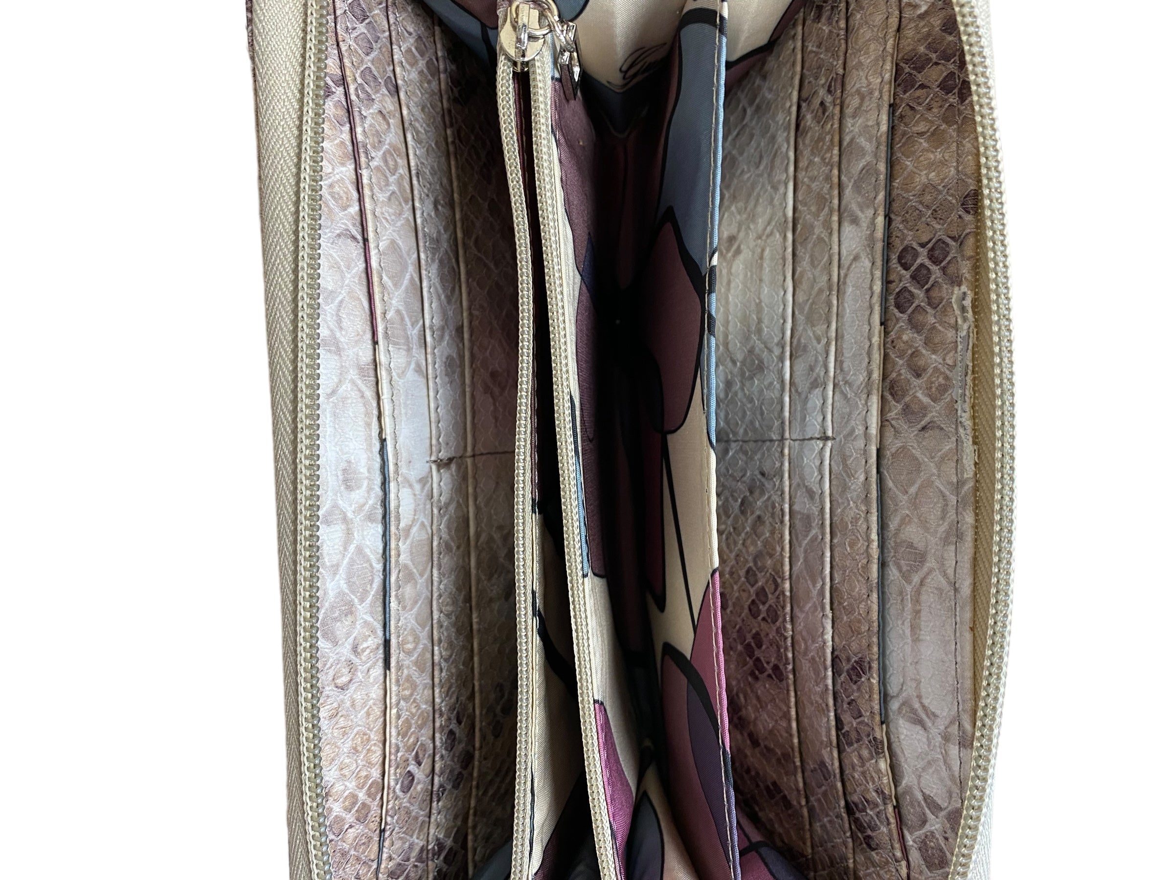 Wallet Guess. Size Medium