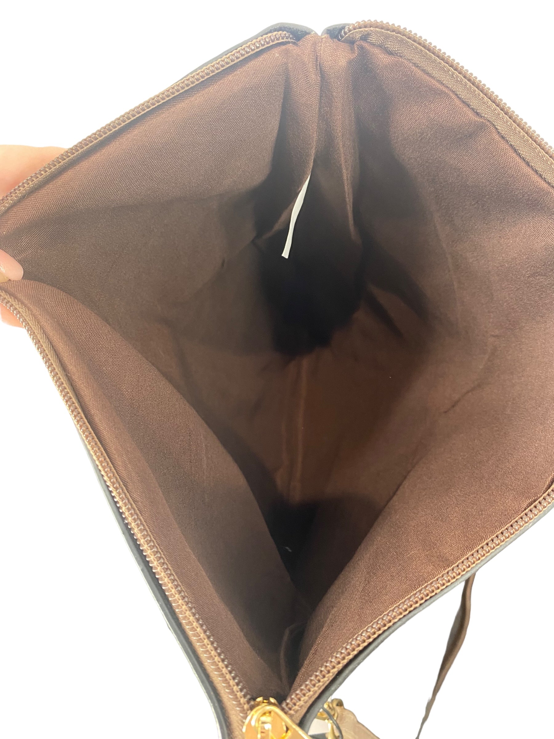 Crossbody By Clothes Mentor. Size: Medium