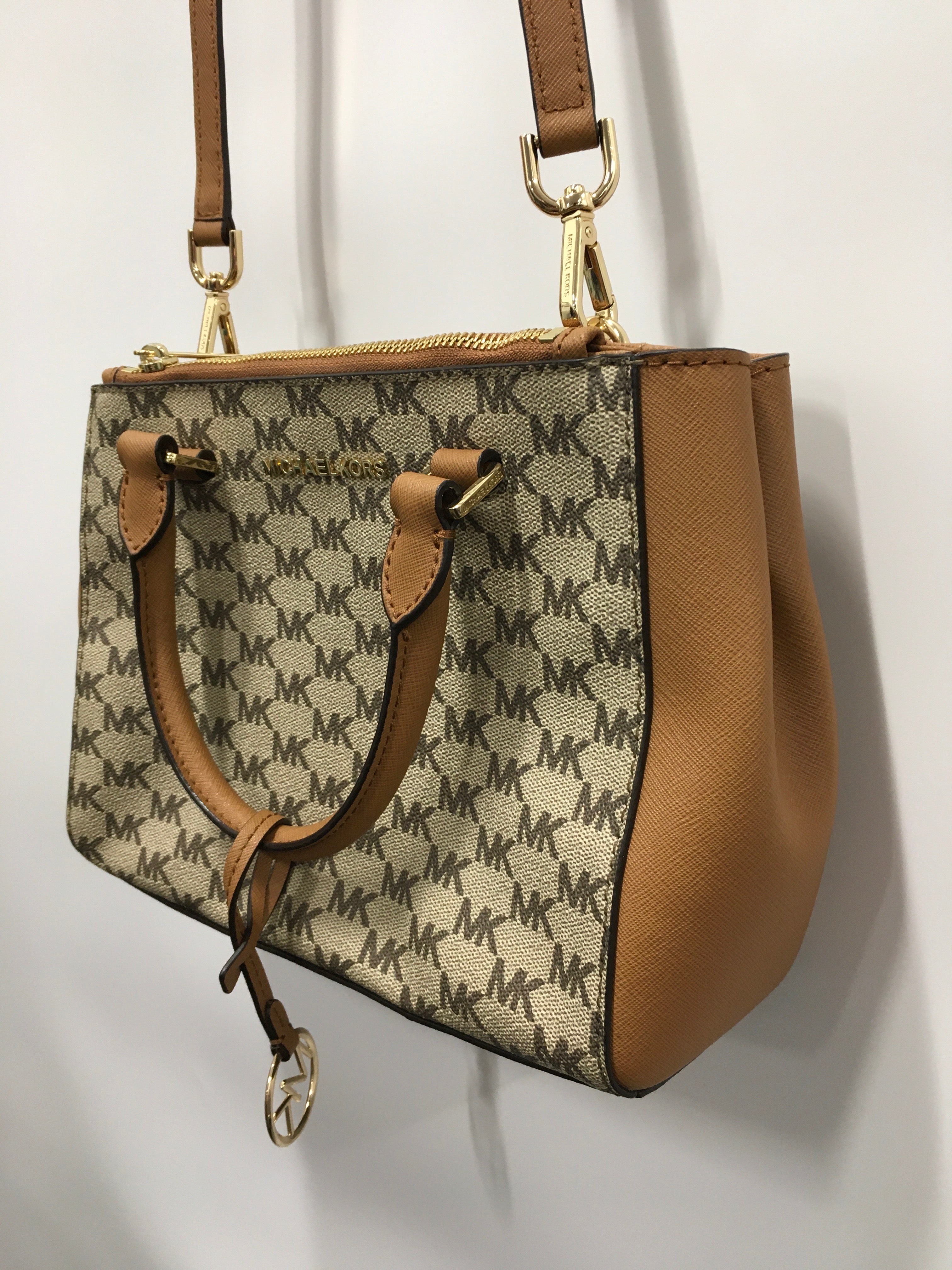 Handbag Designer By Michael Kors. Size: Medium