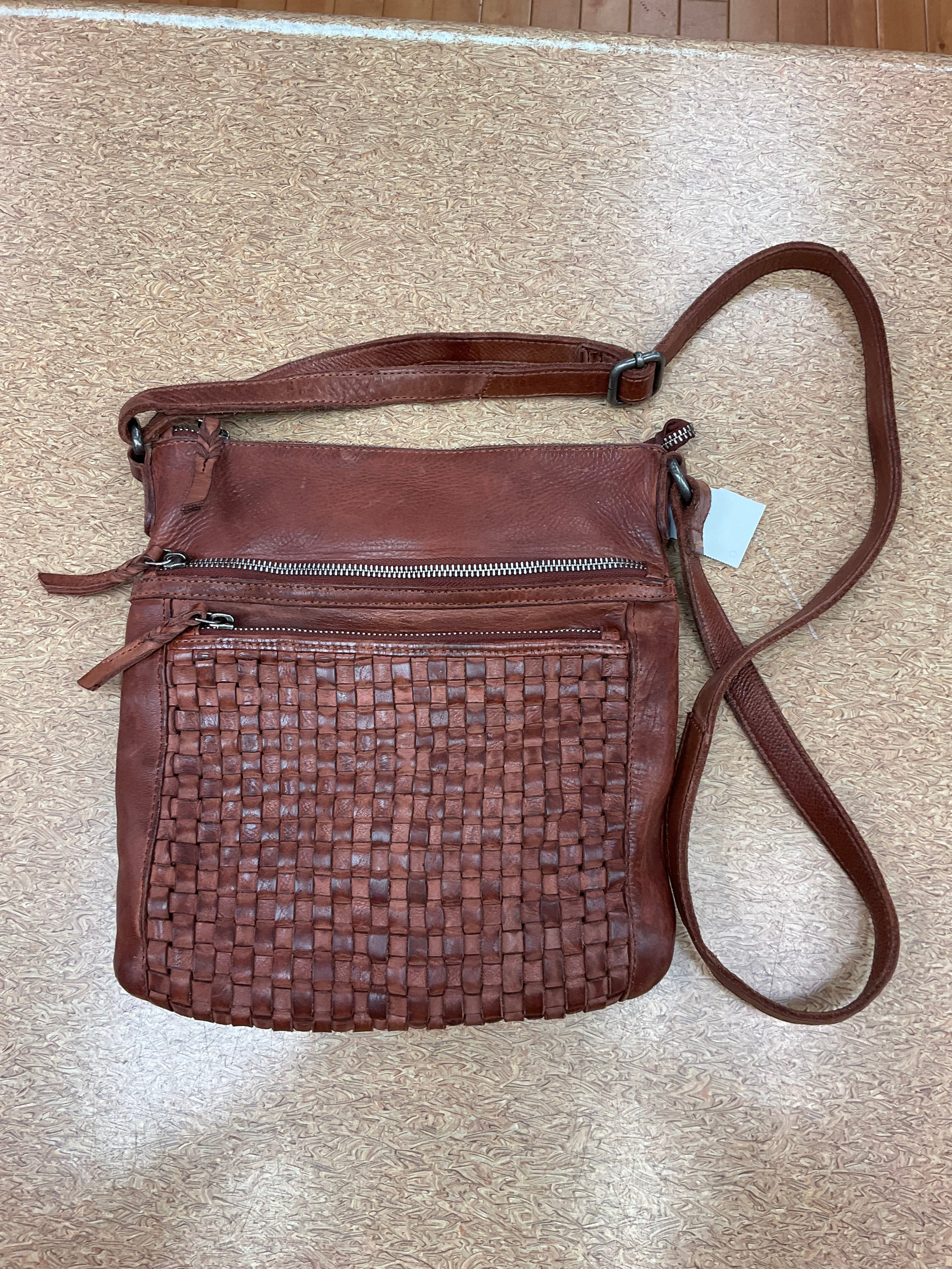 Crossbody By Cmb. Size: Medium