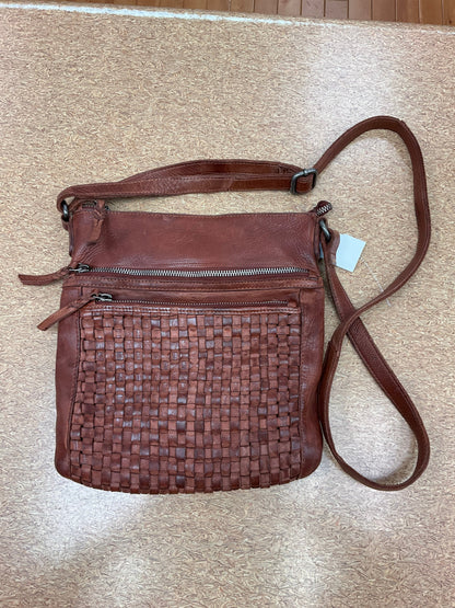 Crossbody By Cmb. Size: Medium