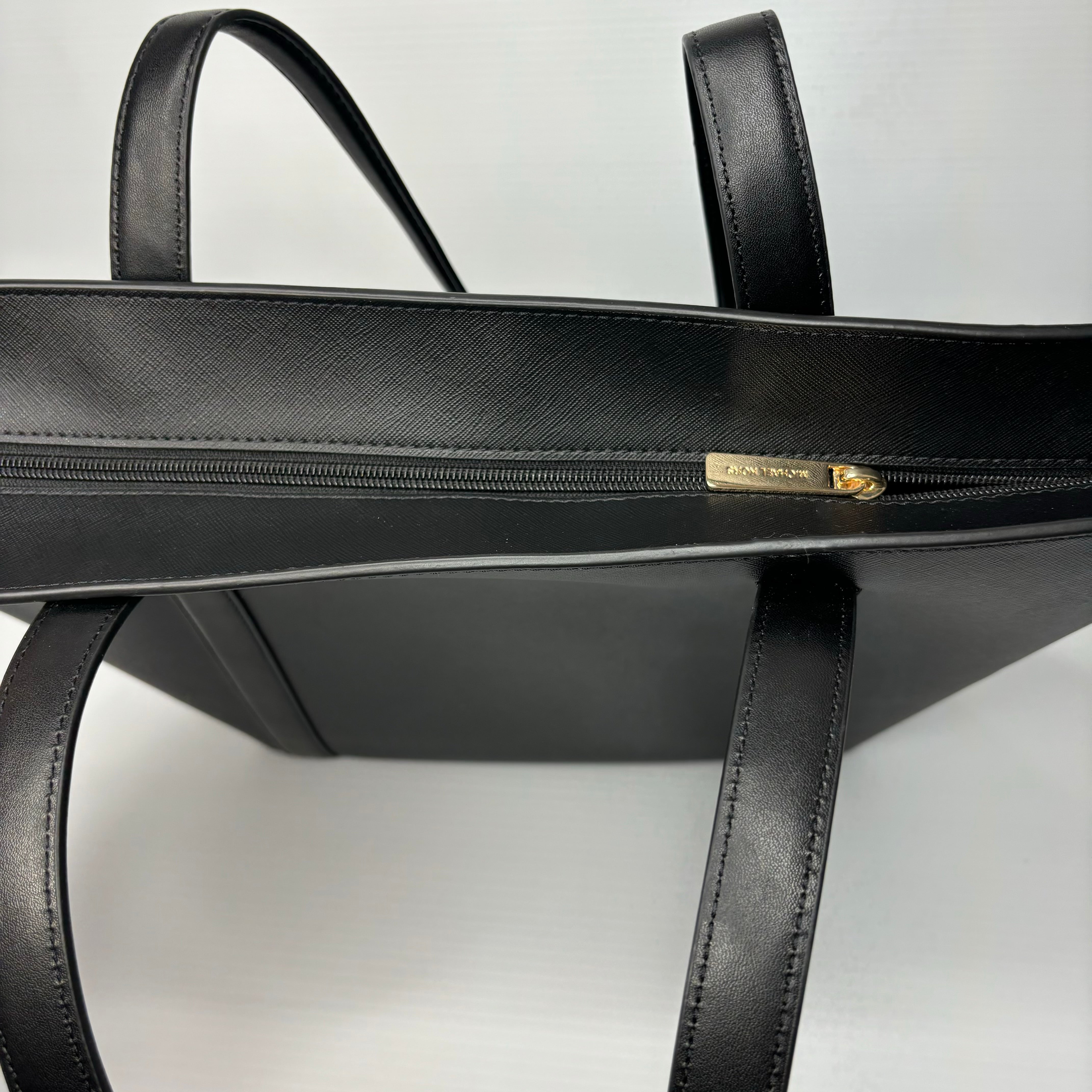 Handbag Designer Michael Kors. Size Medium