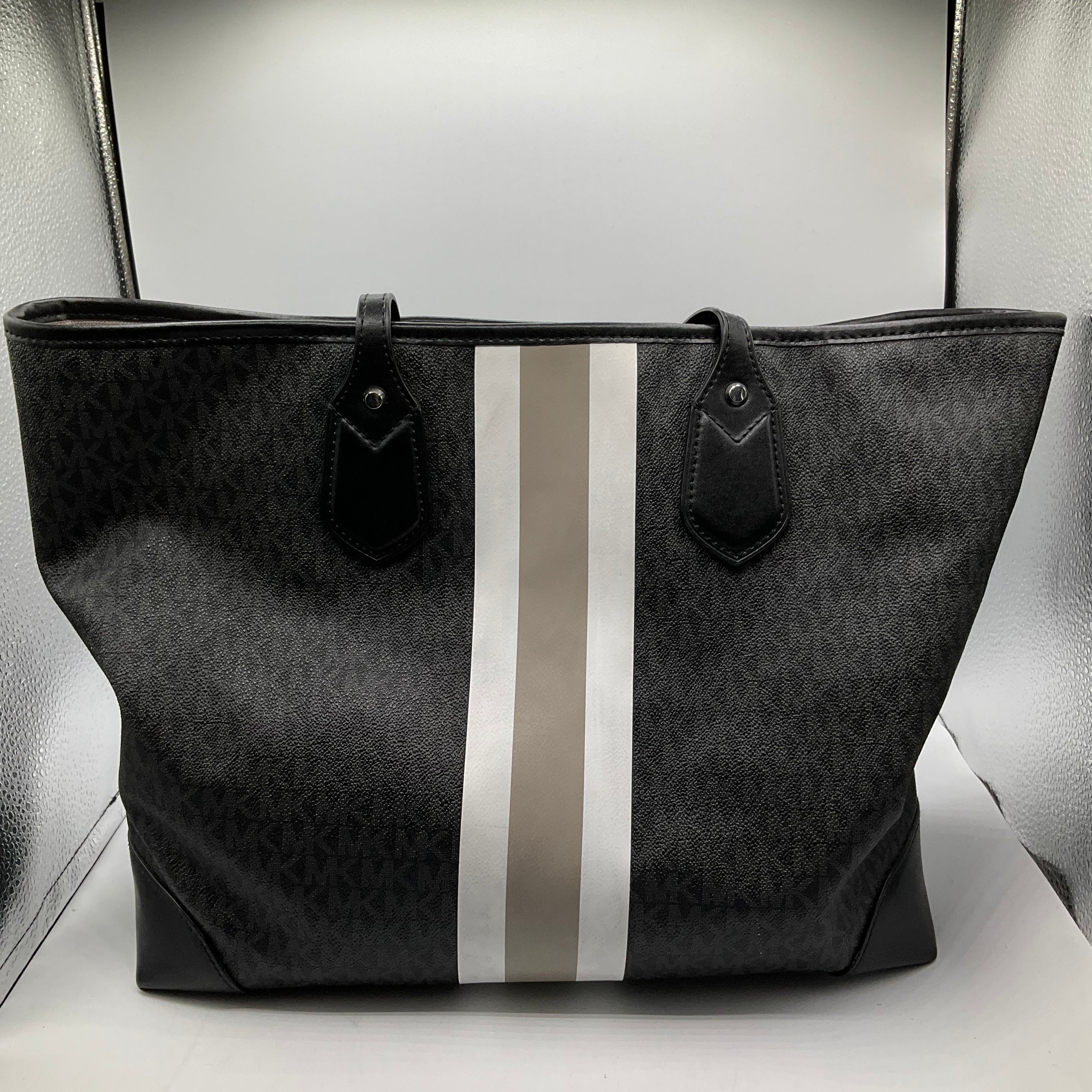 Handbag Designer Michael Kors. Size Medium