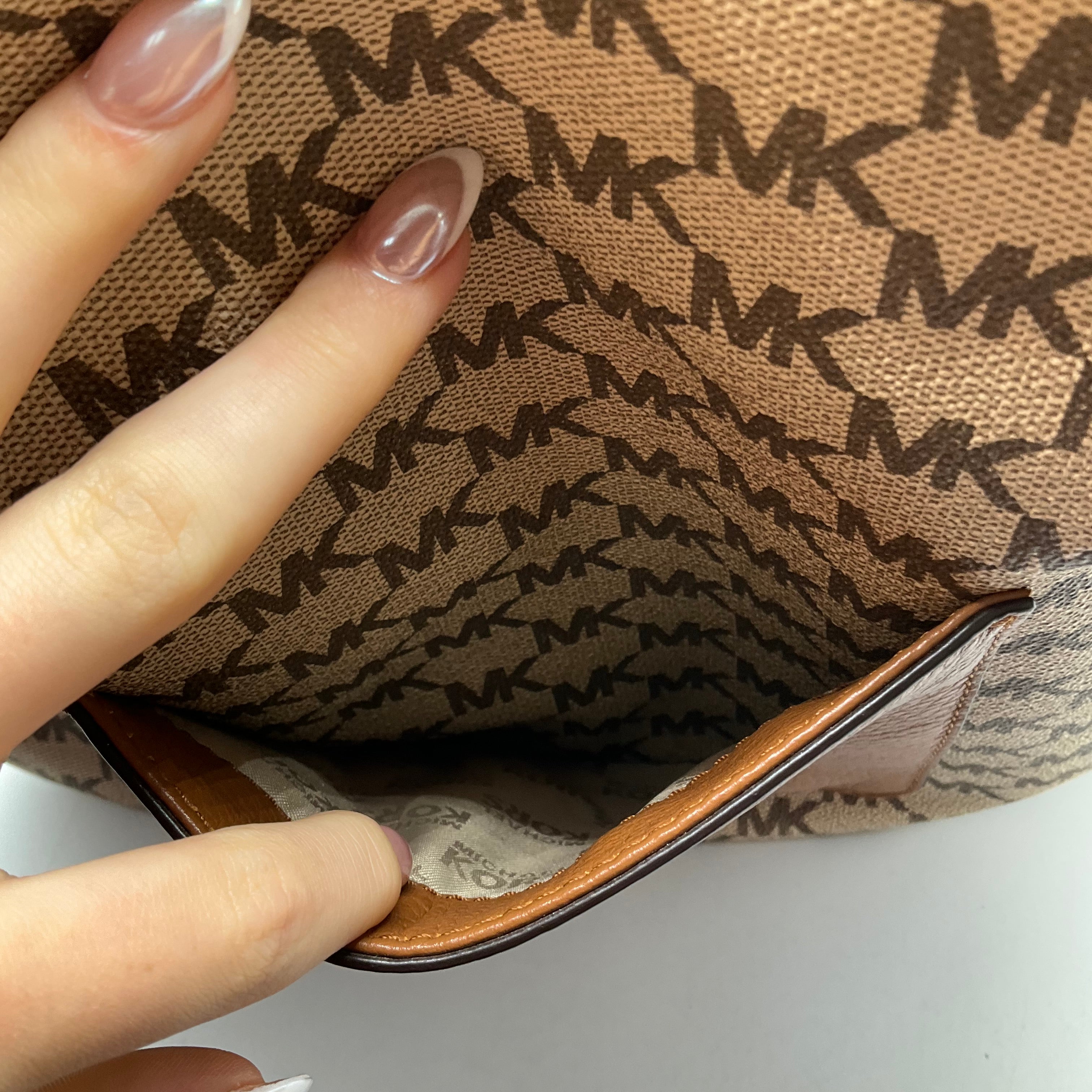 Handbag Designer By Michael Kors. Size: Medium