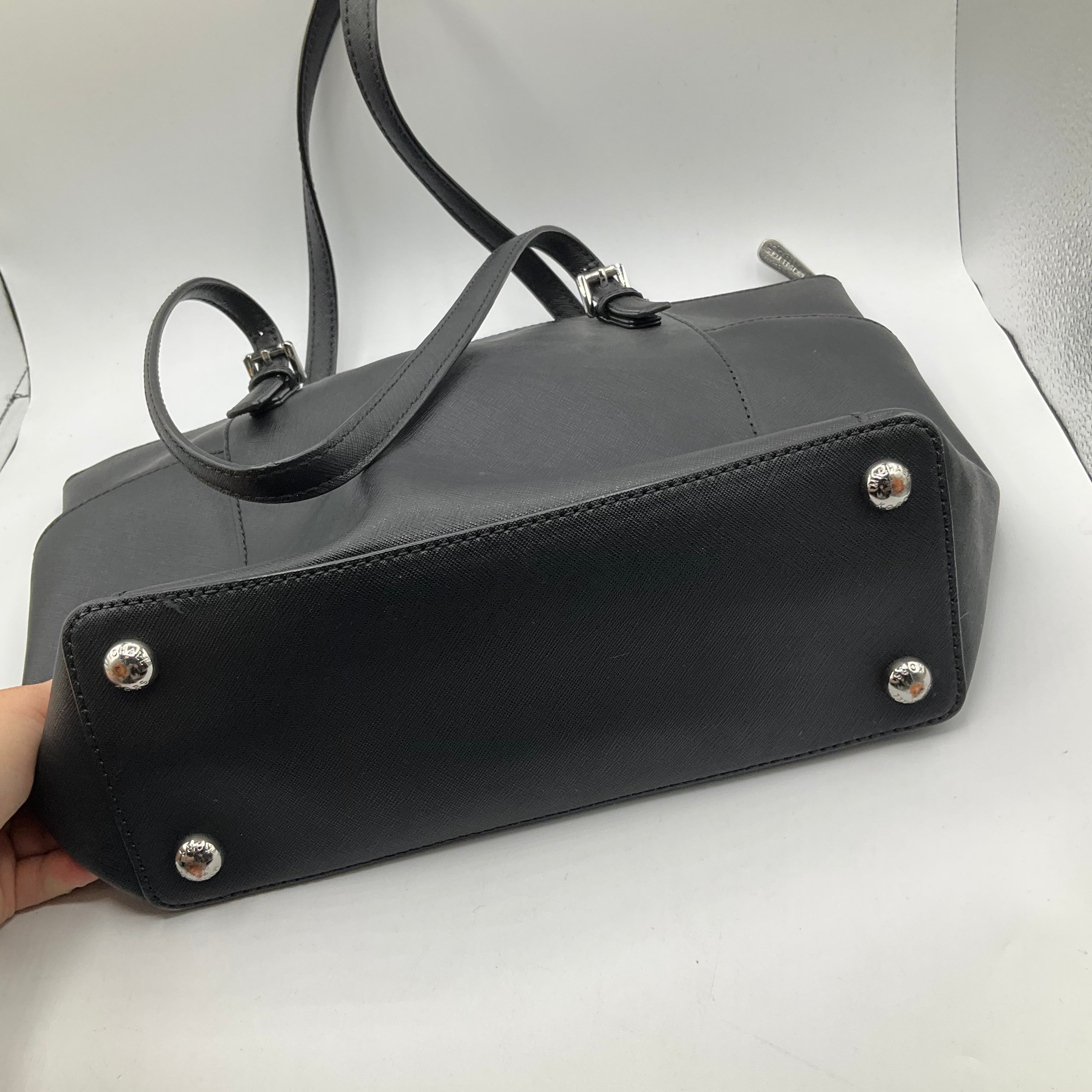 Handbag Designer By Michael Kors. Size: Medium