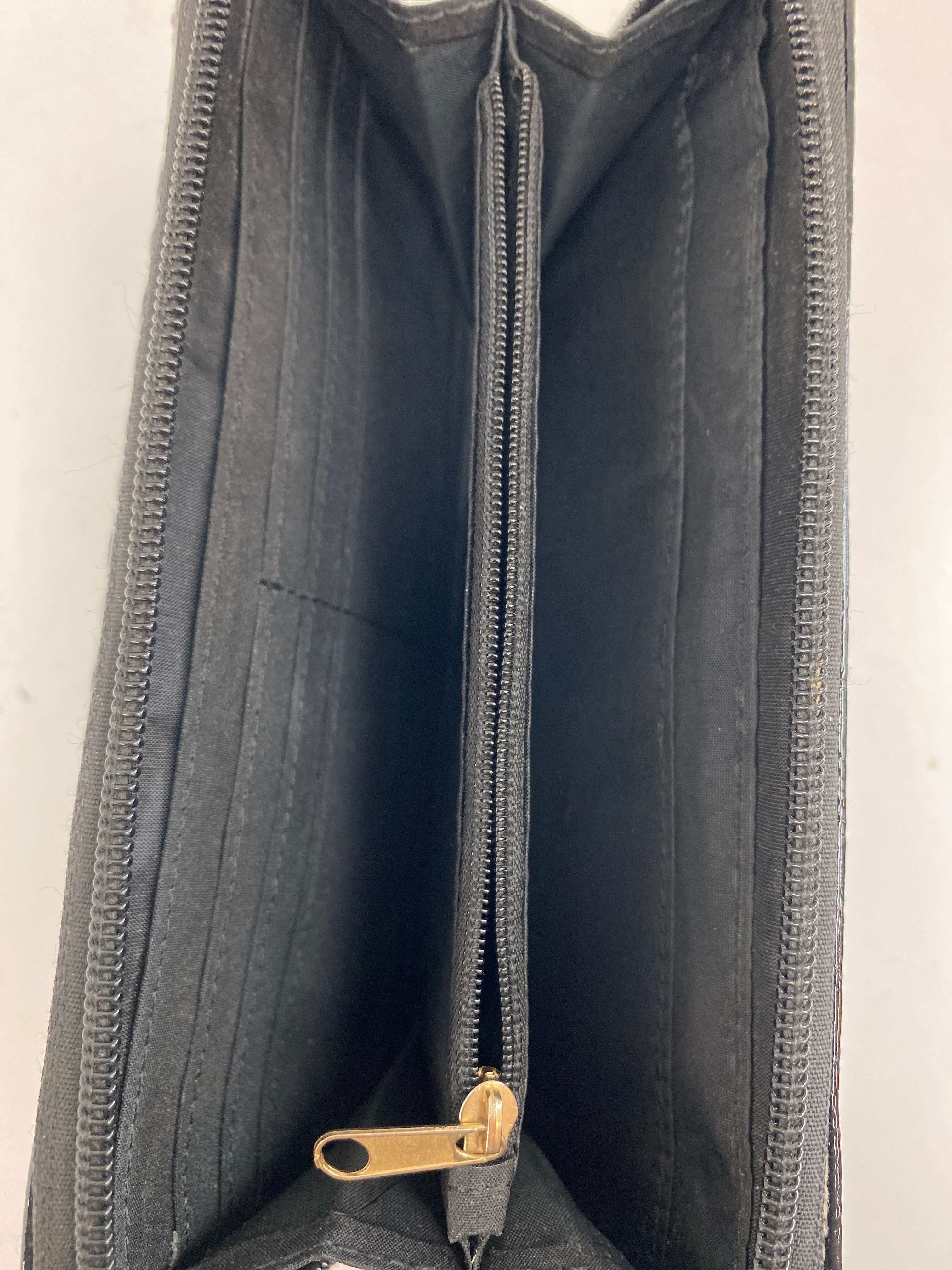 Wallet By Kenneth Cole. Size: Large