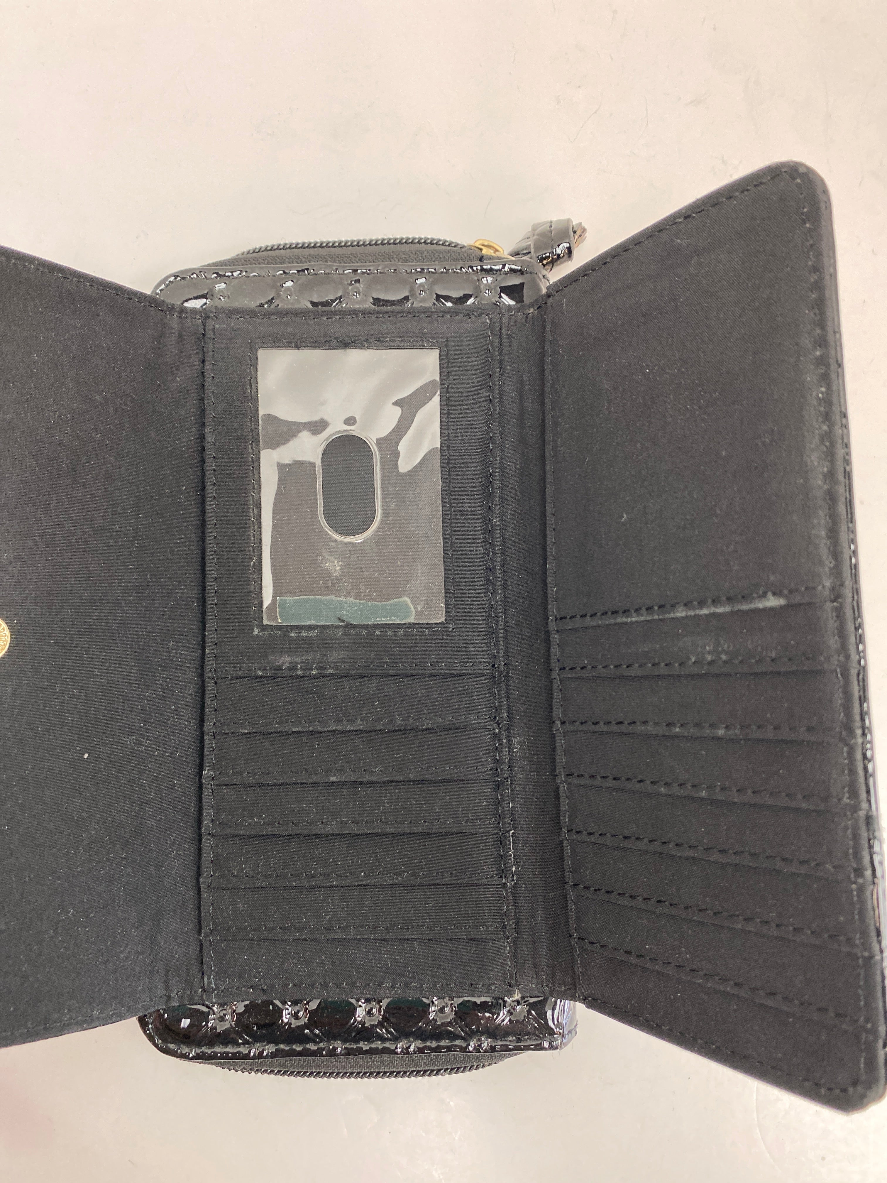 Wallet By Kenneth Cole. Size: Large