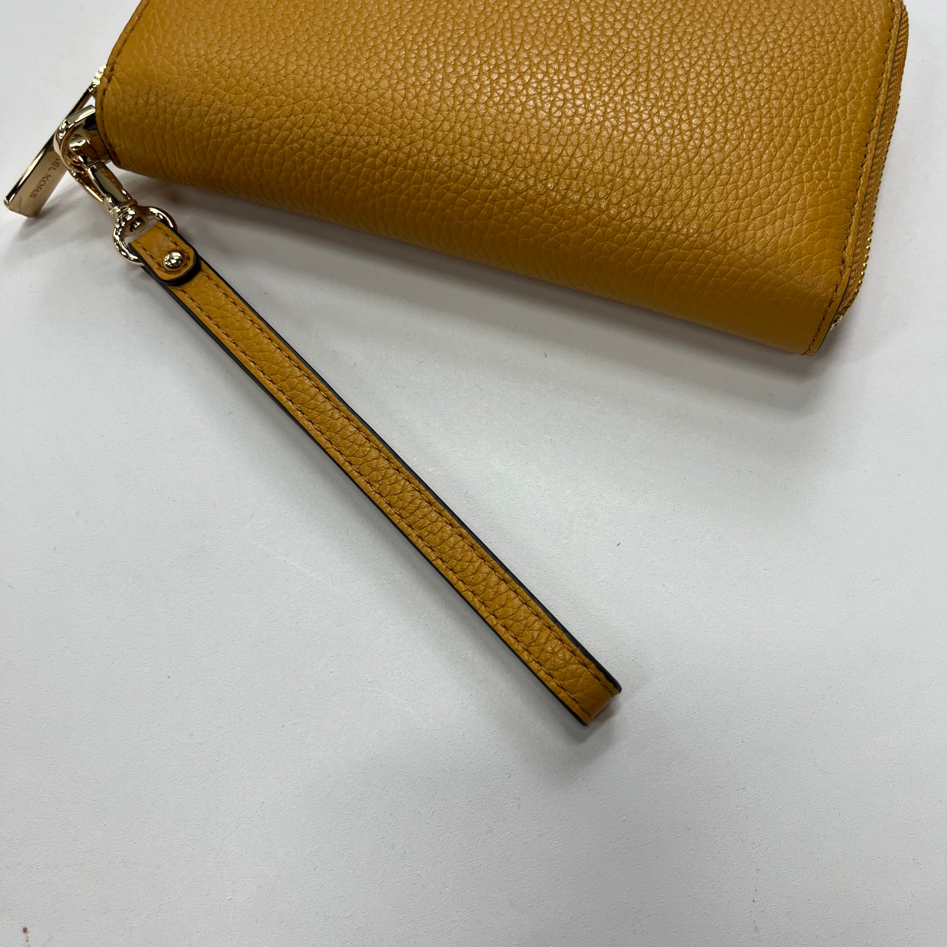Wristlet Michael Kors NWT. Size Medium
