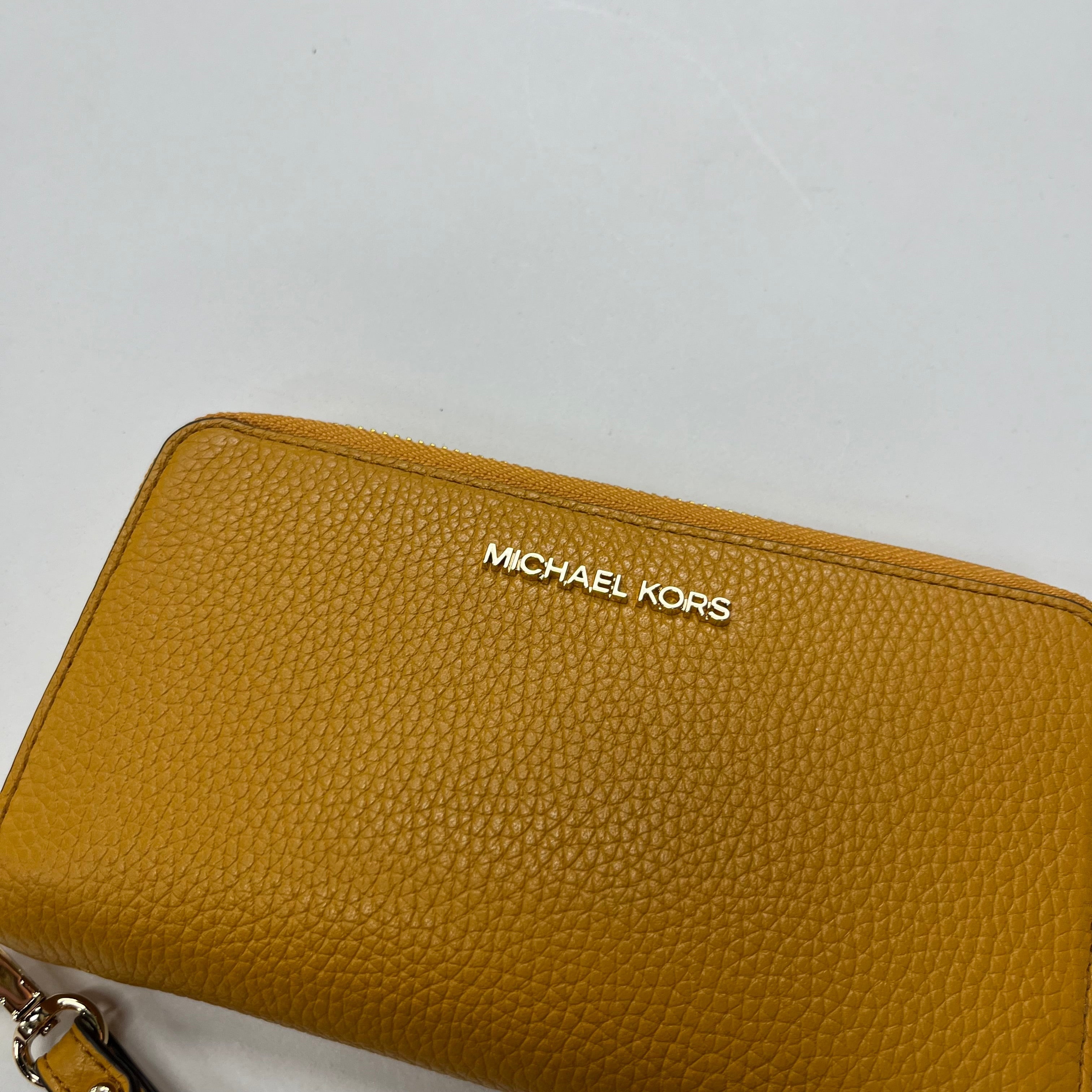 Wristlet Michael Kors NWT. Size Medium