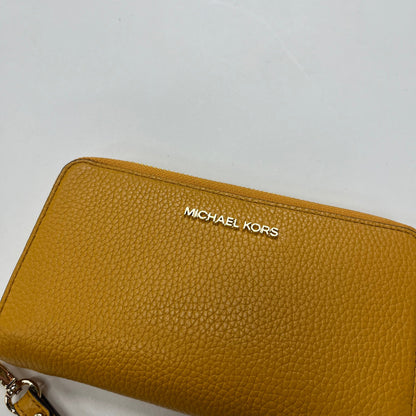 Wristlet Michael Kors NWT. Size Medium