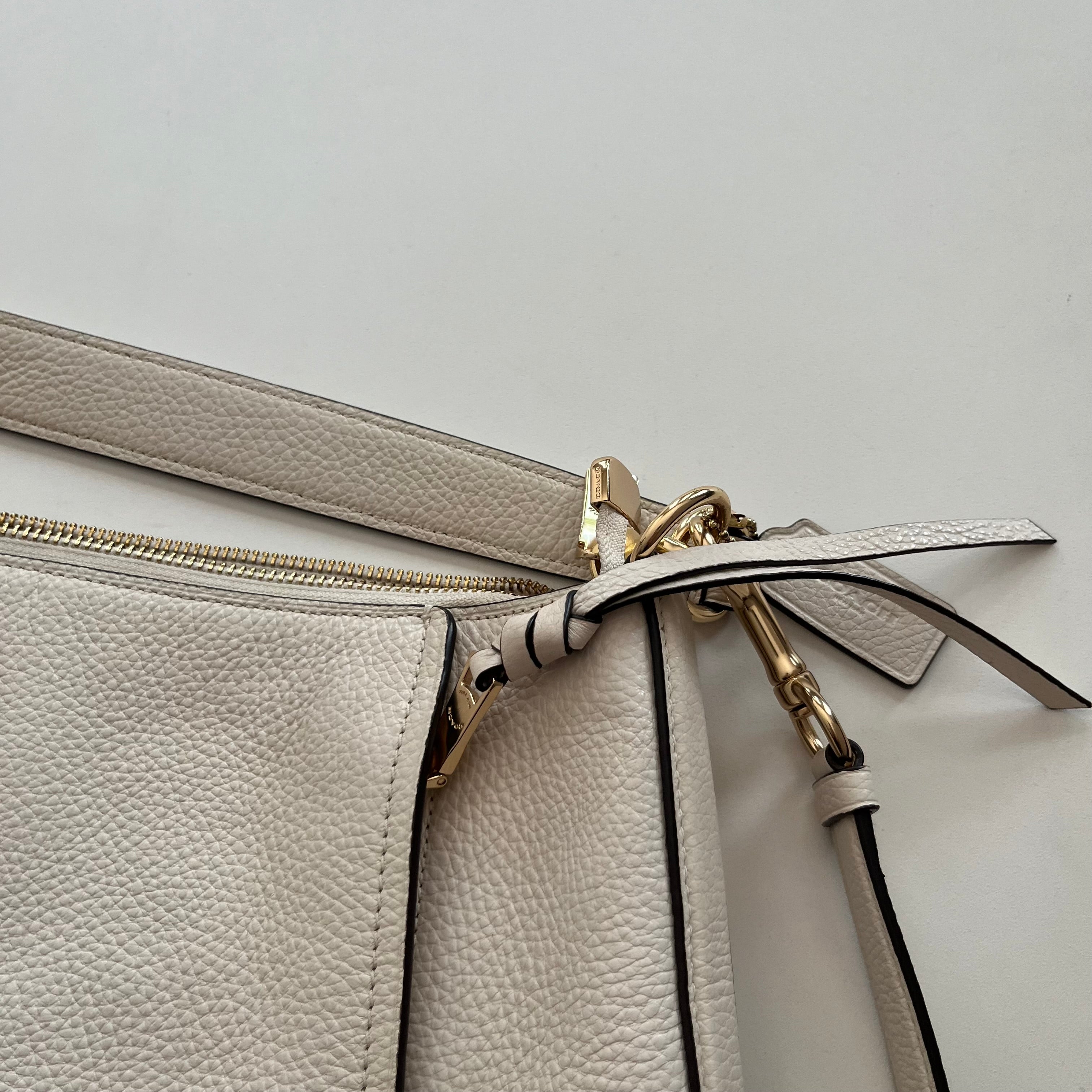Handbag Designer By Coach. Size: Large