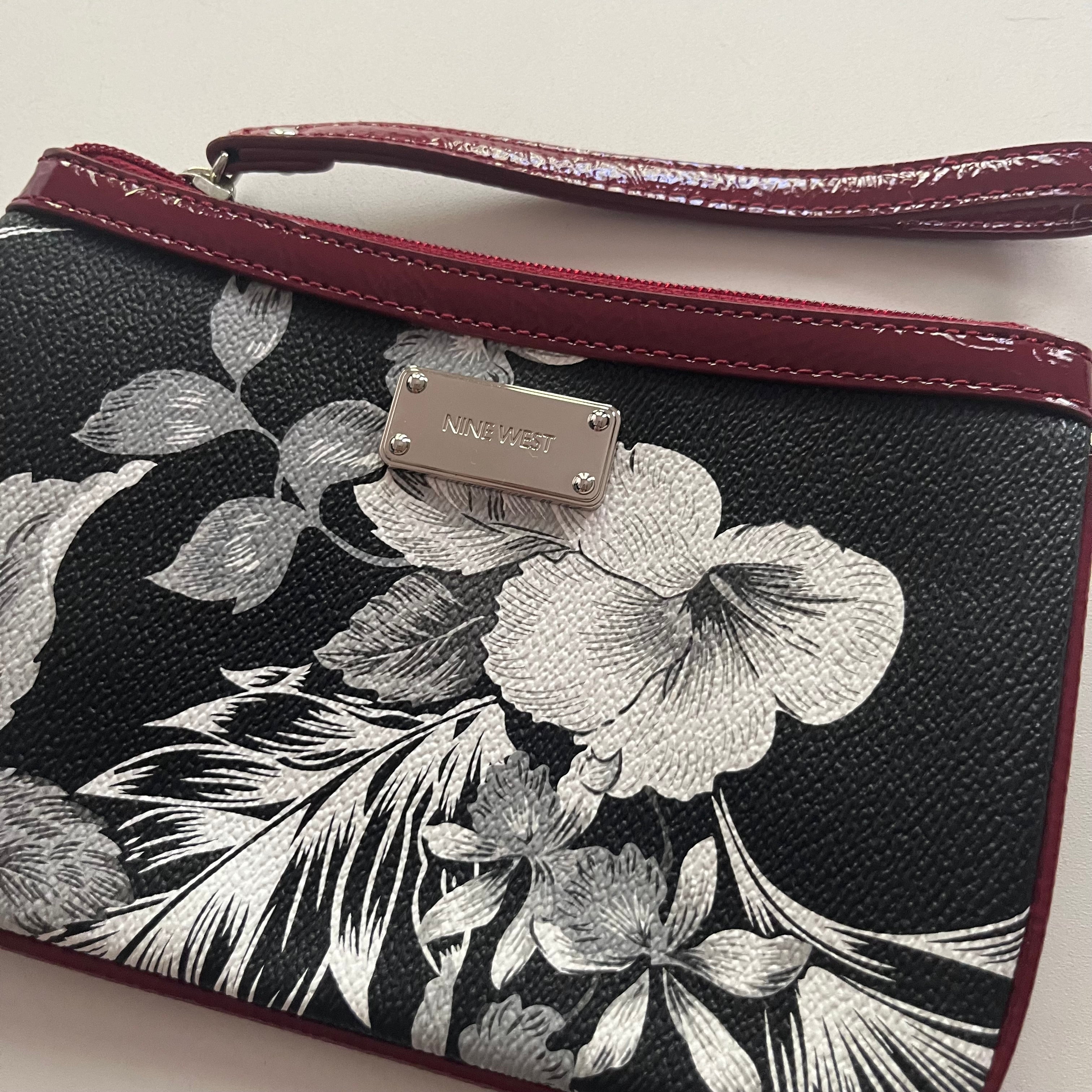 Wristlet By Nine West. Size: Medium