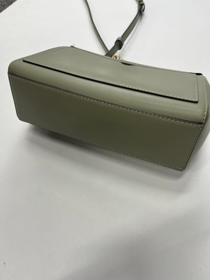 Mint Handbag Designer Michael Kors. Size Medium