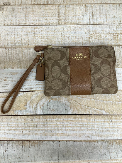 Wristlet Designer by Coach. Size Small