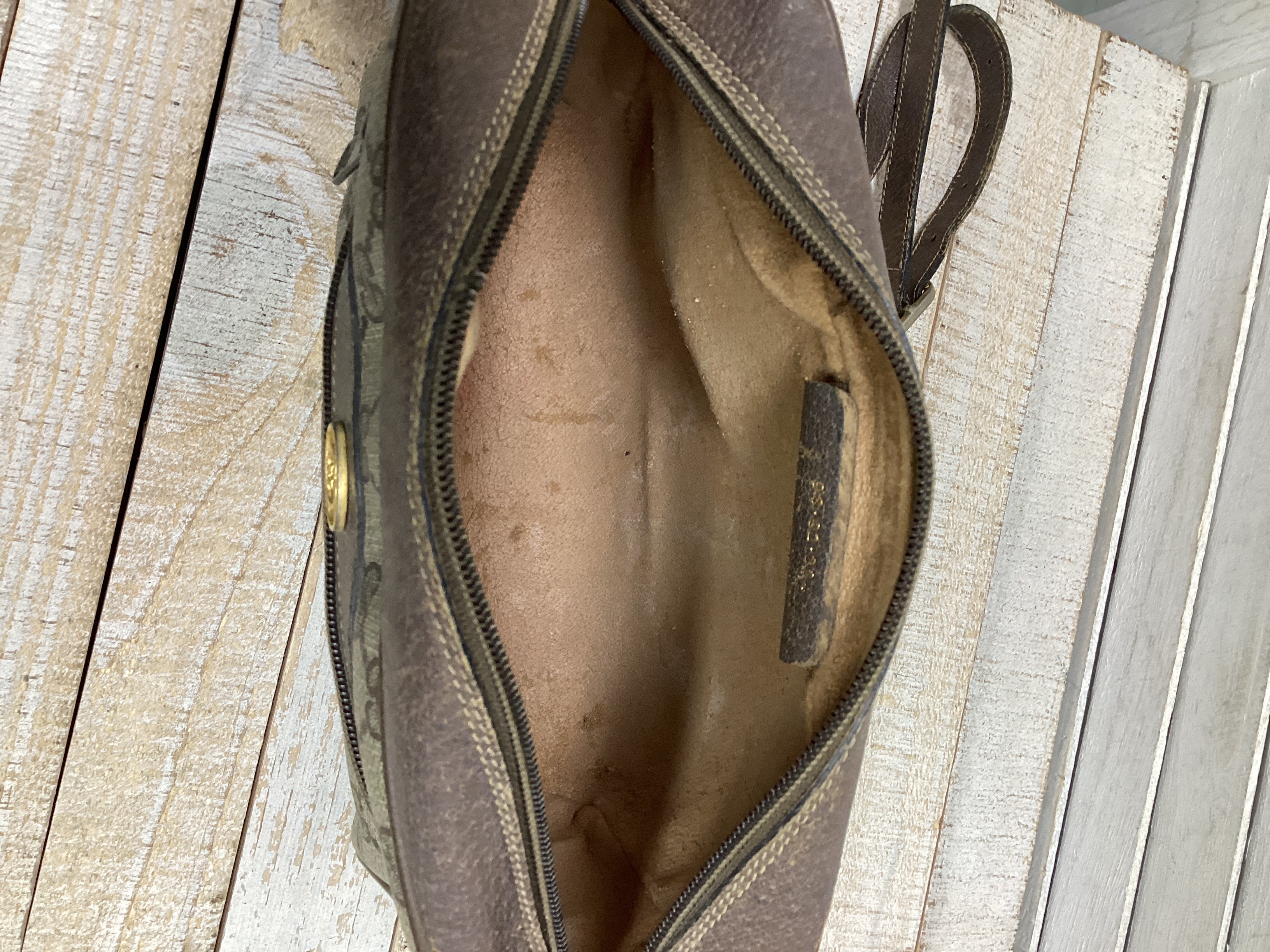 Crossbody Luxury Designer By Gucci. Size: Small