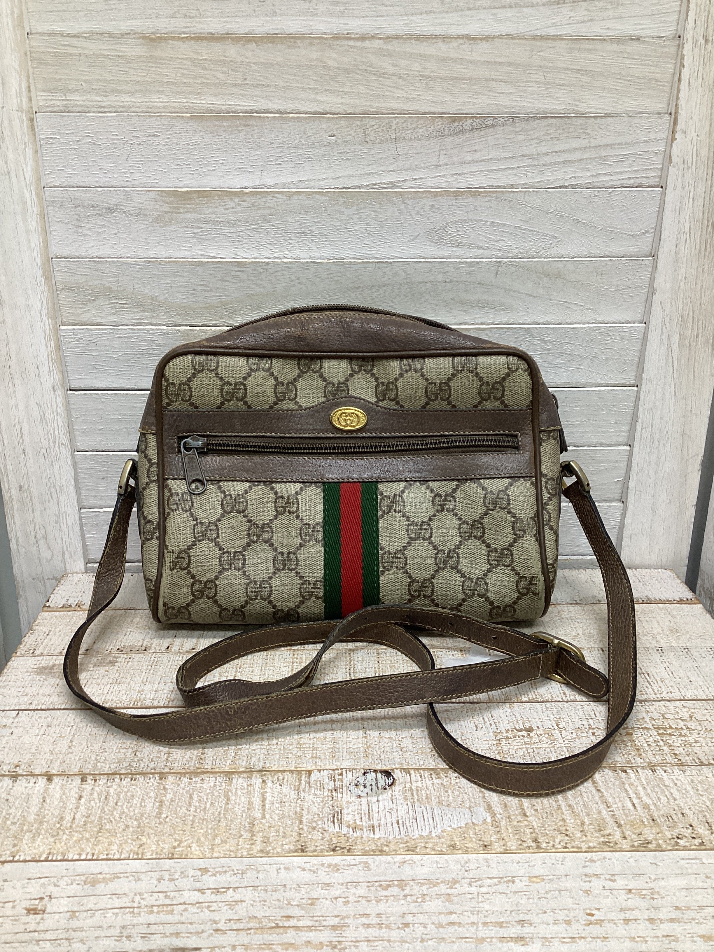 Crossbody Luxury Designer By Gucci. Size: Small