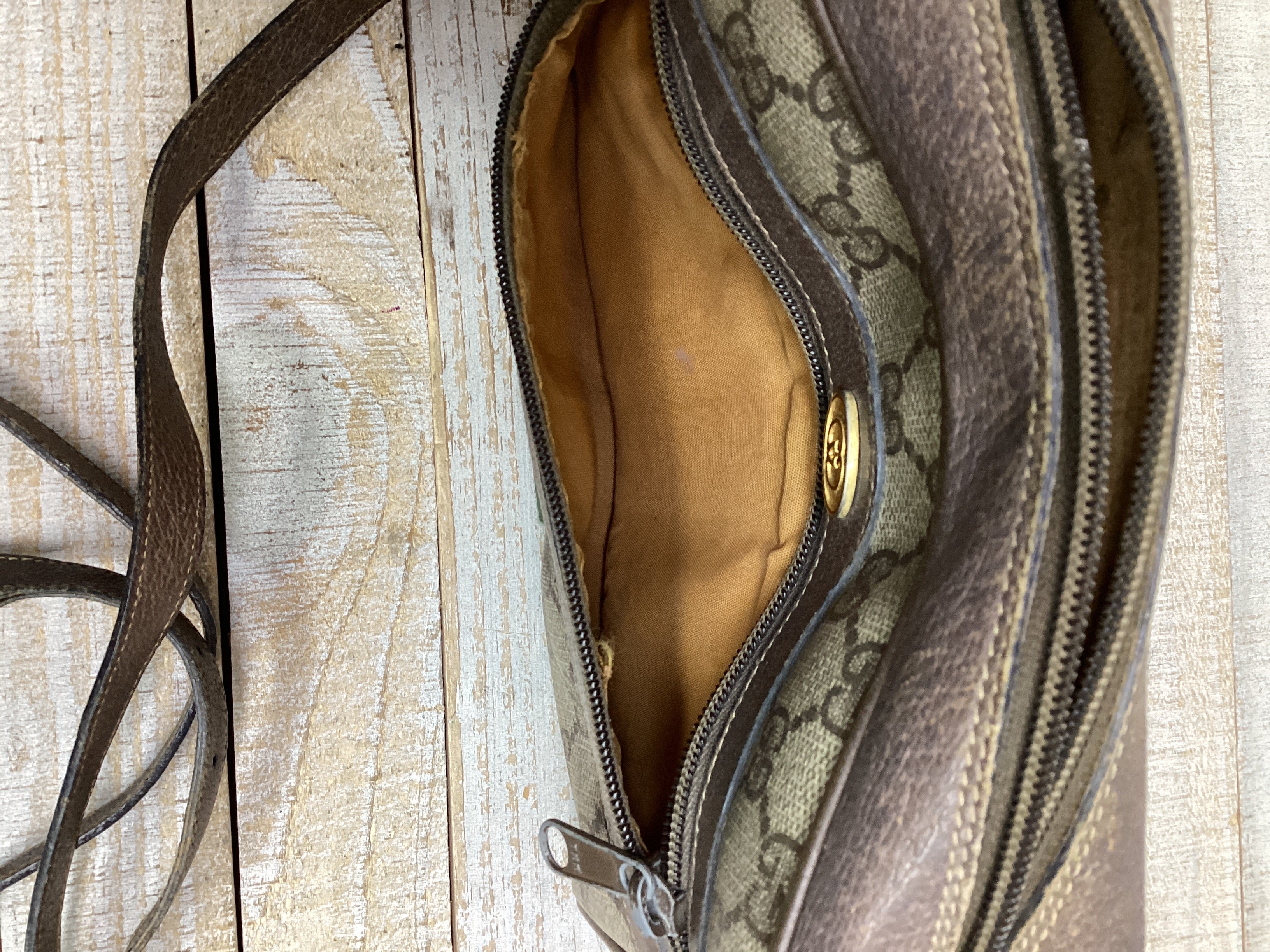 Crossbody Luxury Designer By Gucci. Size: Small