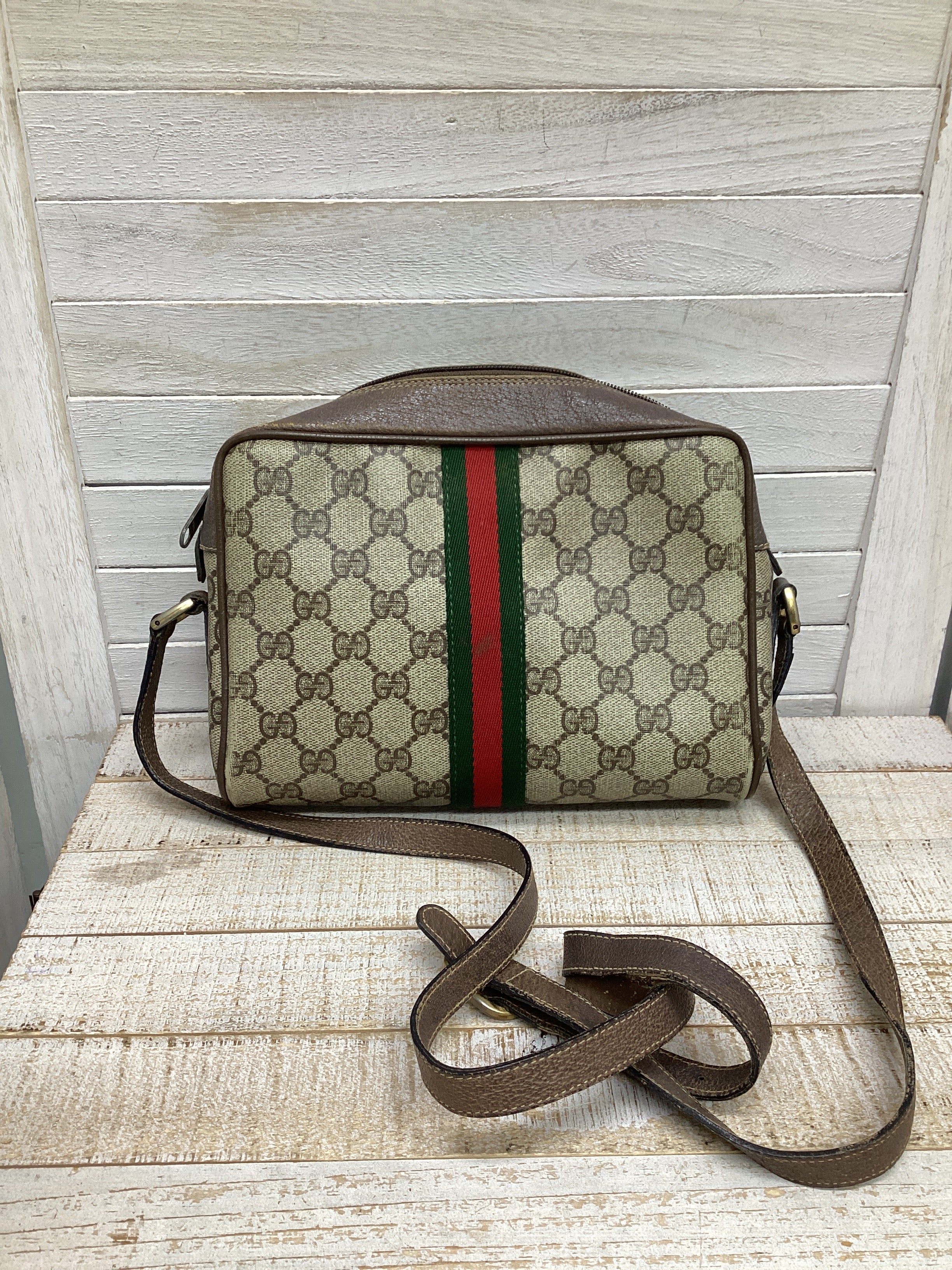 Crossbody Luxury Designer By Gucci. Size: Small