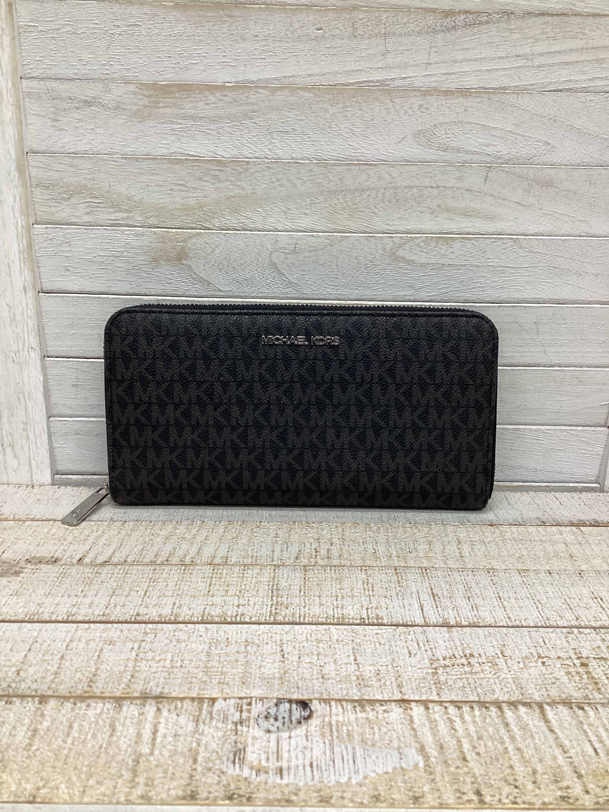 Wallet Designer by Michael Kors. Size Large