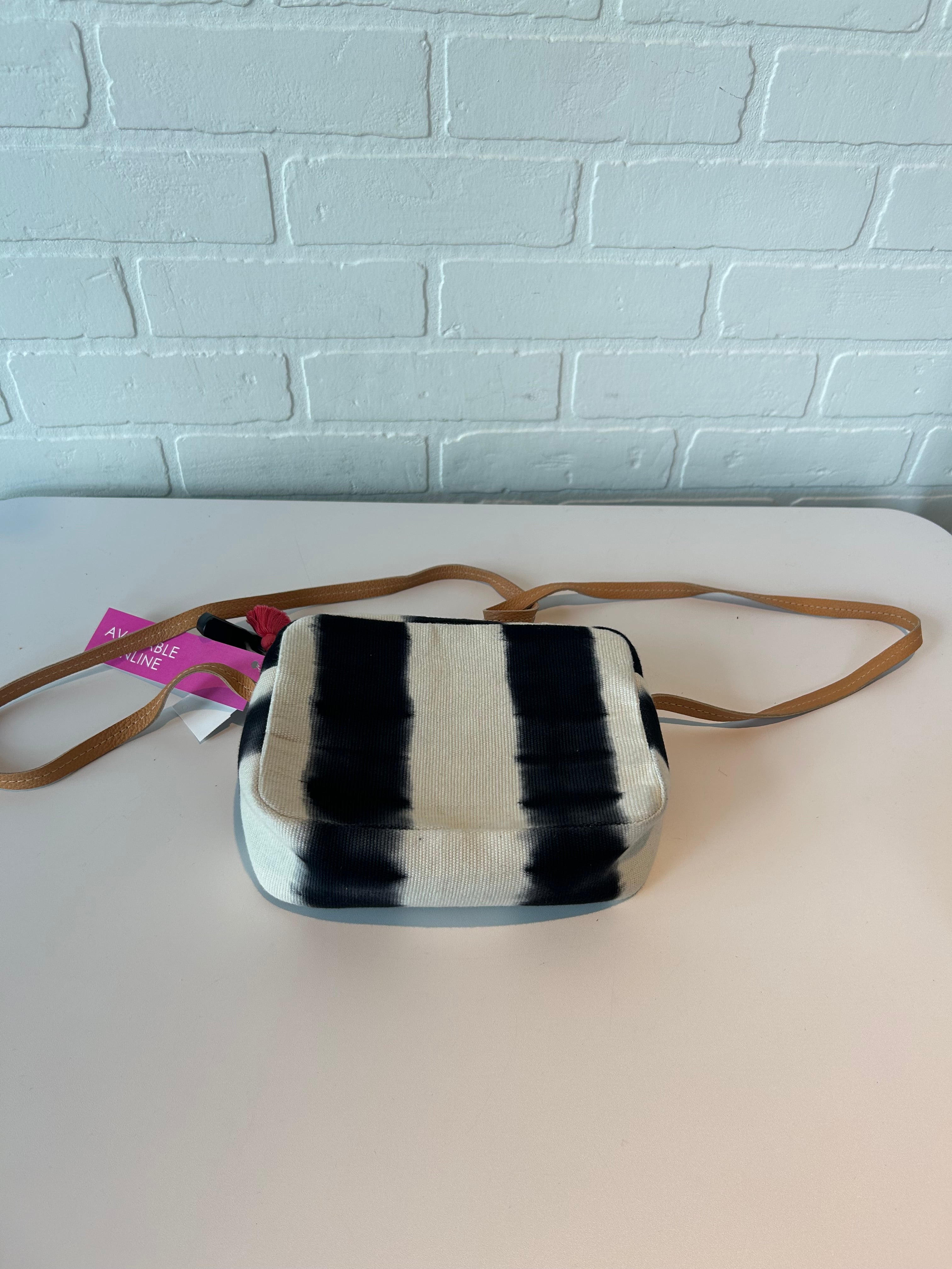 Crossbody By Clothes Mentor. Size: Medium