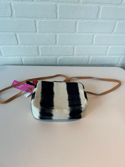 Crossbody By Clothes Mentor. Size: Medium