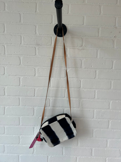 Crossbody By Clothes Mentor. Size: Medium