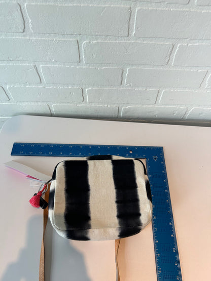 Crossbody By Clothes Mentor. Size: Medium