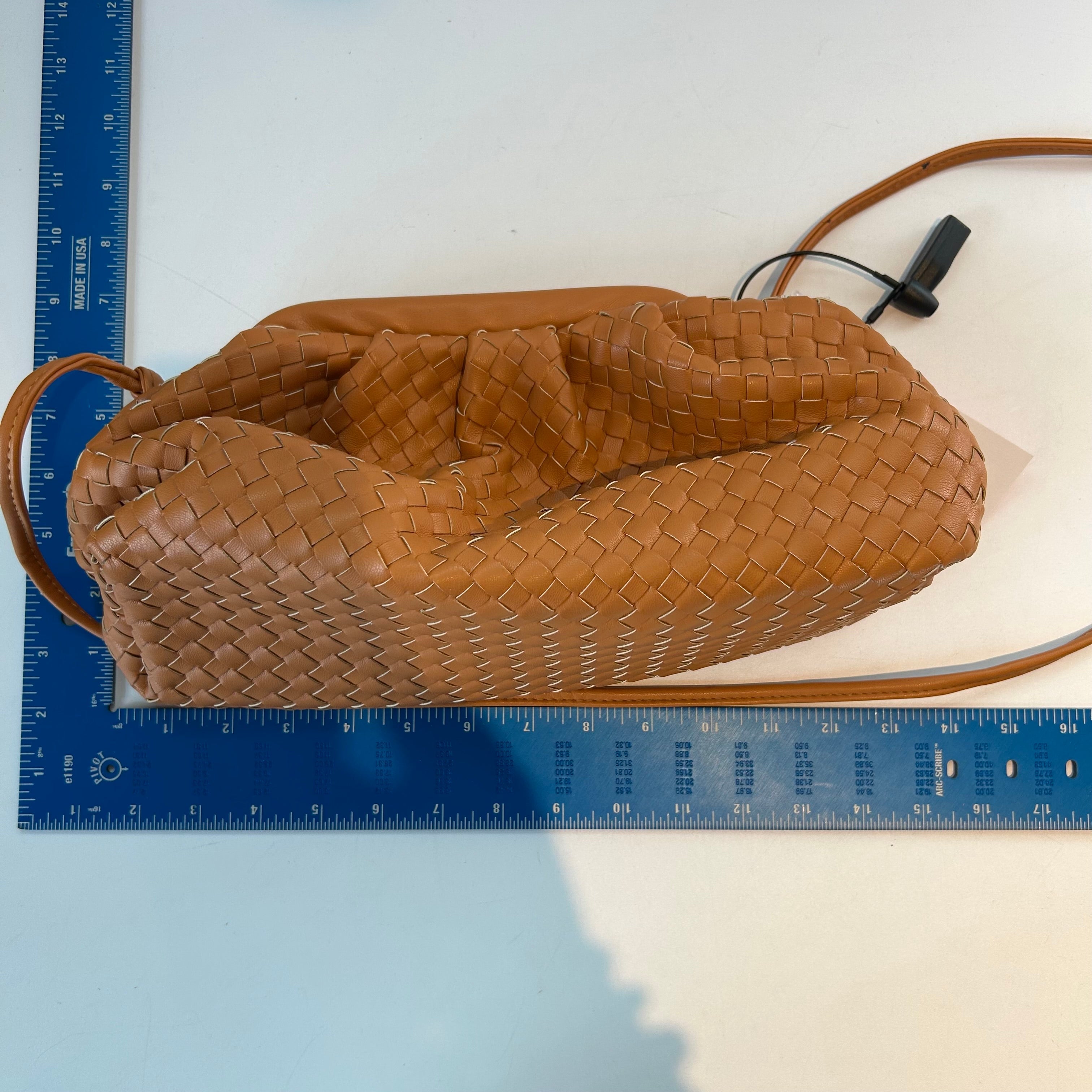 Crossbody By Clothes Mentor. Size: Medium